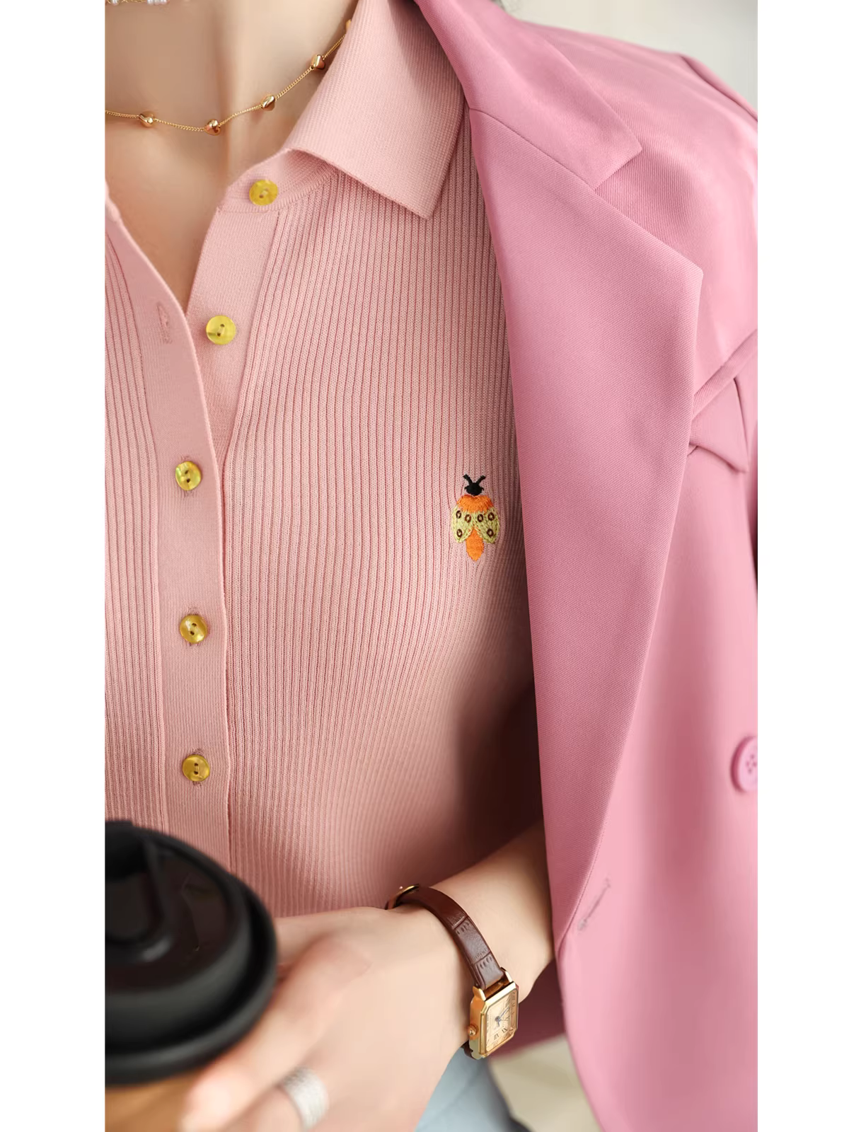 Áo thun nữ dệt kim ngắn tay thêu hạt dâu tằm lụa Tencel nút vỏ sò mùa xuân hè mới