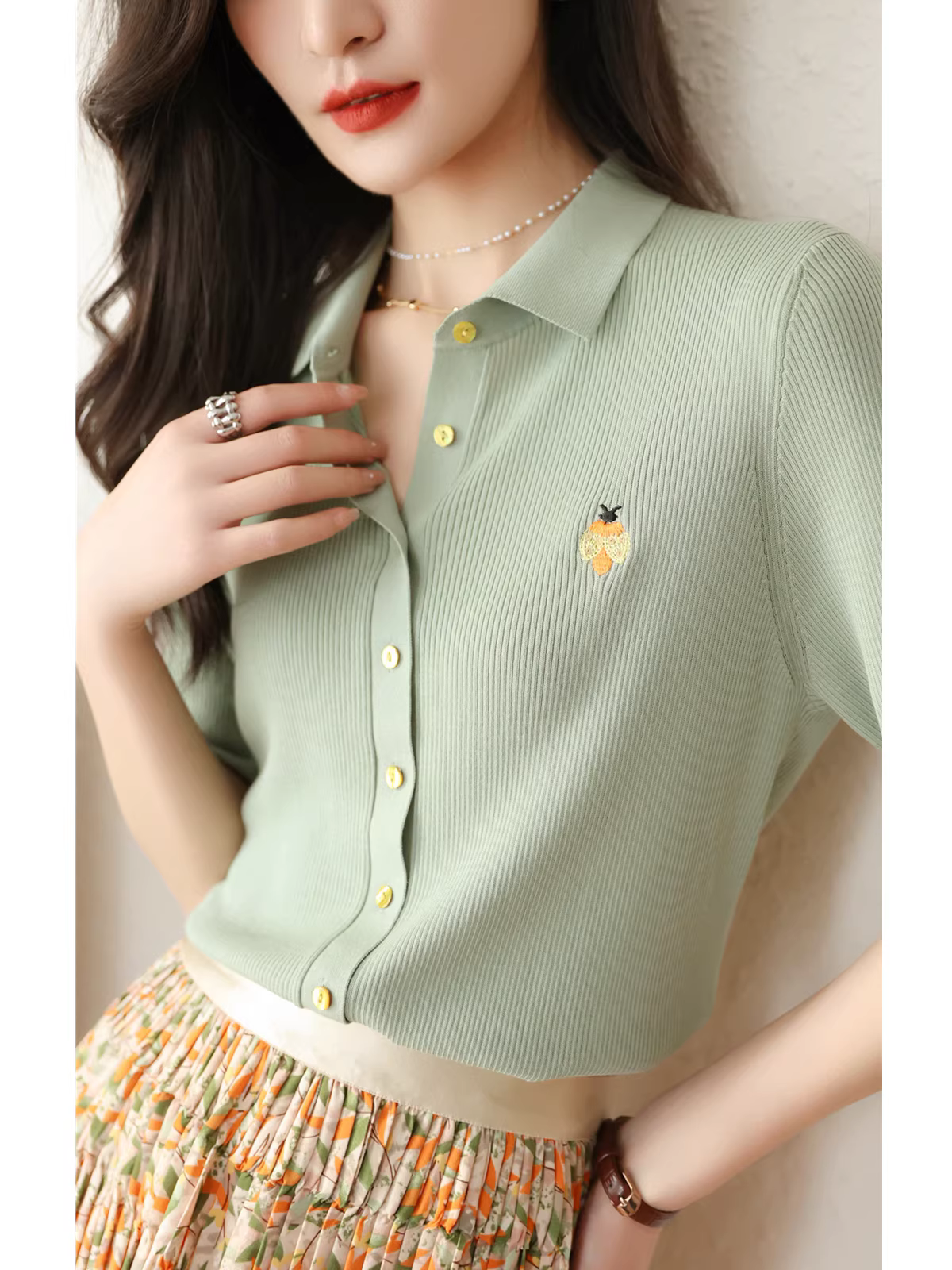 Áo thun nữ dệt kim ngắn tay thêu hạt dâu tằm lụa Tencel nút vỏ sò mùa xuân hè mới