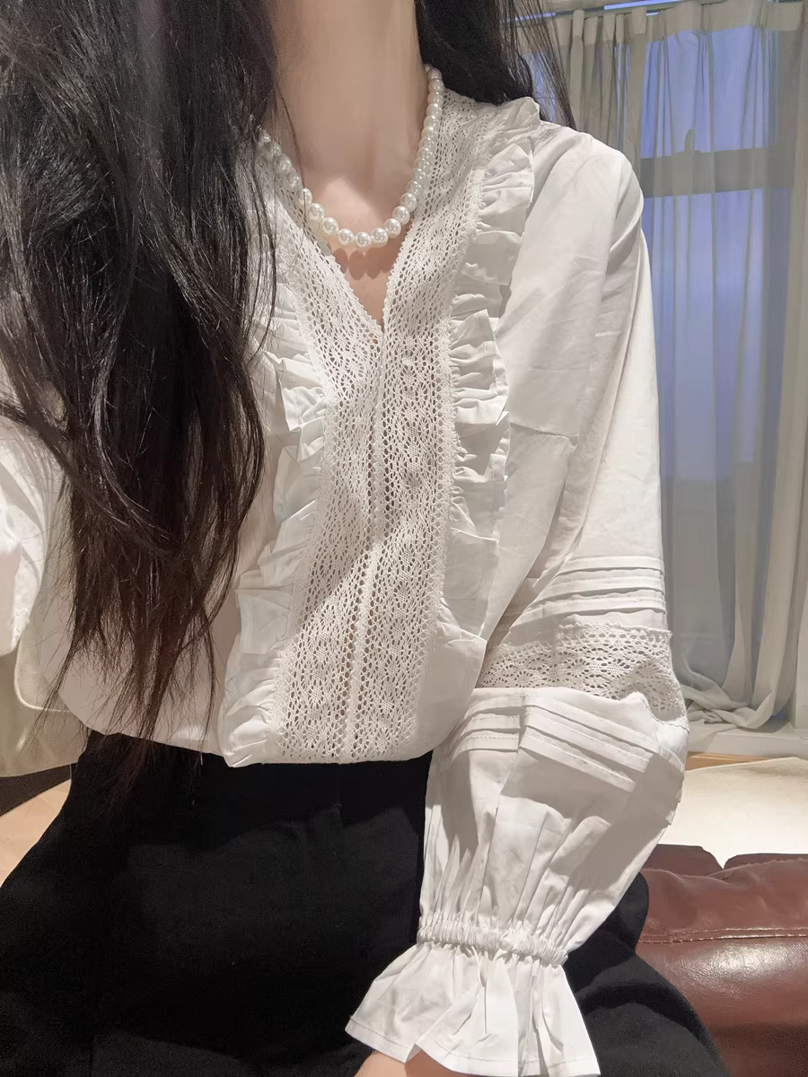 Áo sơ mi trắng dáng rộng cổ chữ V phối ren phối ren 100% cotton nguyên chất tinh tế và ngọt ngào dành cho nữ, mới cho mùa thu.