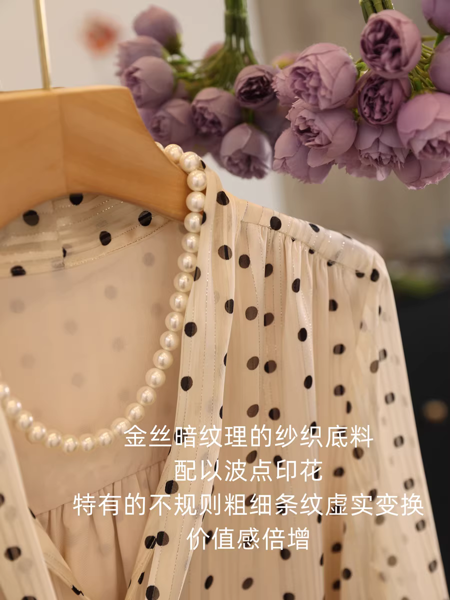 Áo sơ mi tay phồng họa tiết chấm bi chỉ vàng kiểu Pháp, tay ba phần, dáng rộng, có nơ thắt lưng dành cho nữ mùa hè