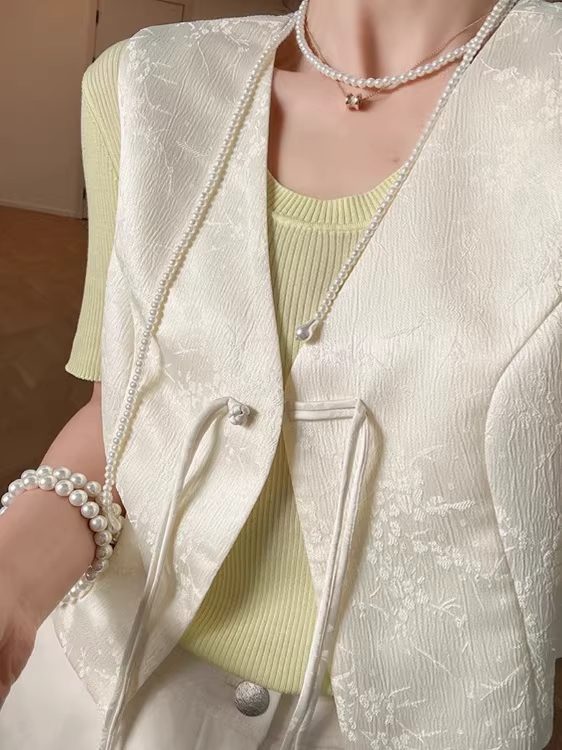Mềm mại và nhẹ! Tuyệt vời để phối lớp, dễ phối đồ. Áo vest jacquard phong cách Trung Quốc mới với cổ chữ V và cài nút dành cho nữ, thích hợp cho mùa xuân và mùa hè.
