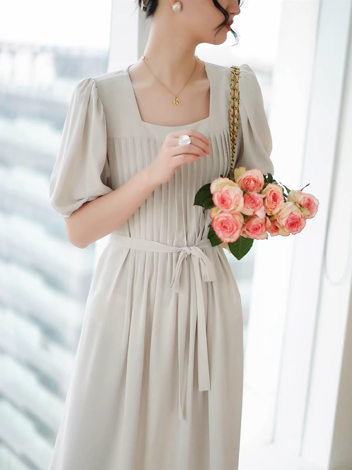 Phong cách nhẹ nhàng trang trọng, xếp ly kiểu đàn accordion Pháp, cổ vuông, tay phồng, váy rộng và tôn dáng, phong cách mùa hè mới