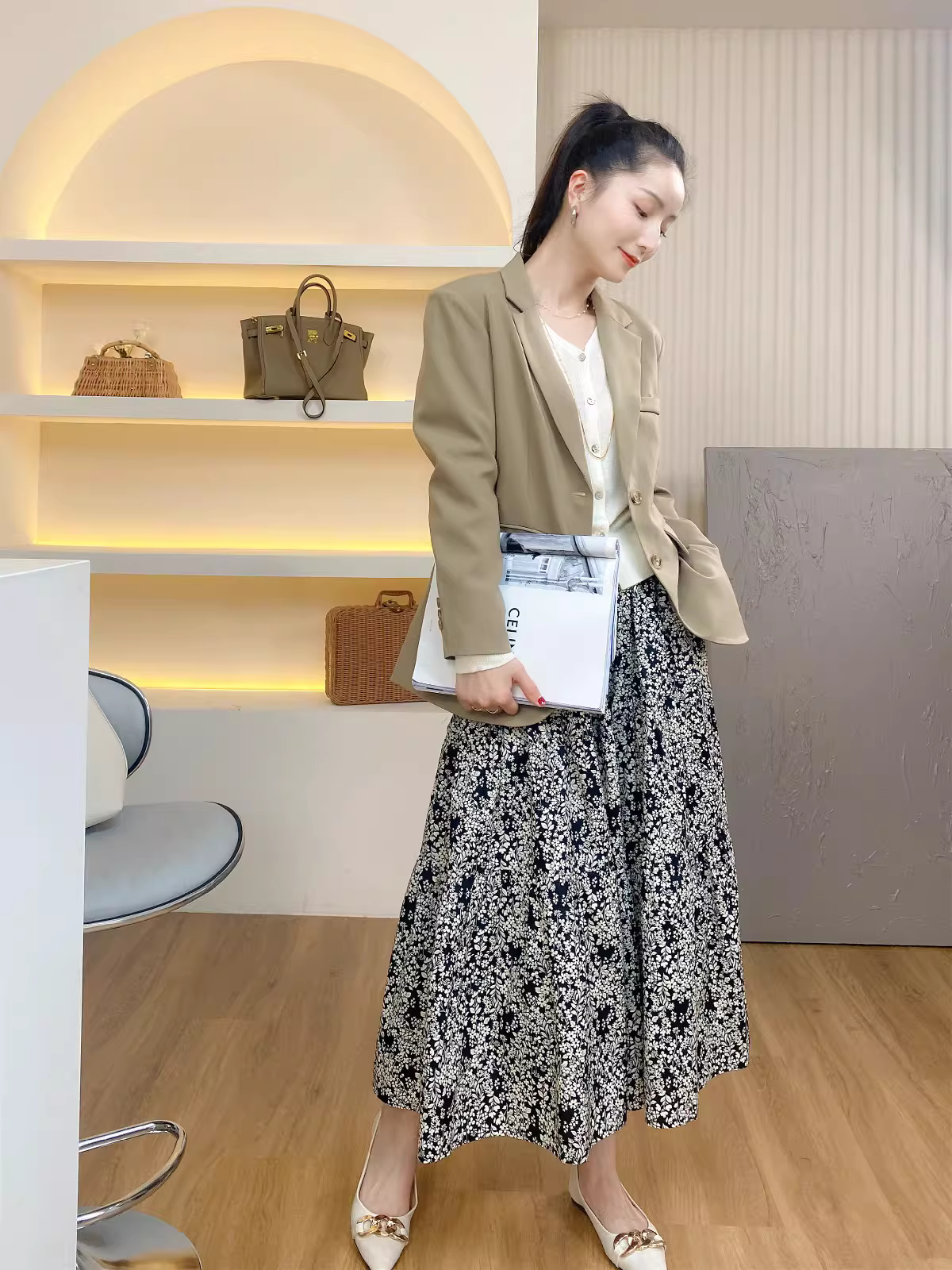 Sản phẩm mạnh mẽ và bền bỉ! Hàng thanh lý nhà máy, chất liệu len pha, dáng rộng, blazer tôn dáng cho nữ.