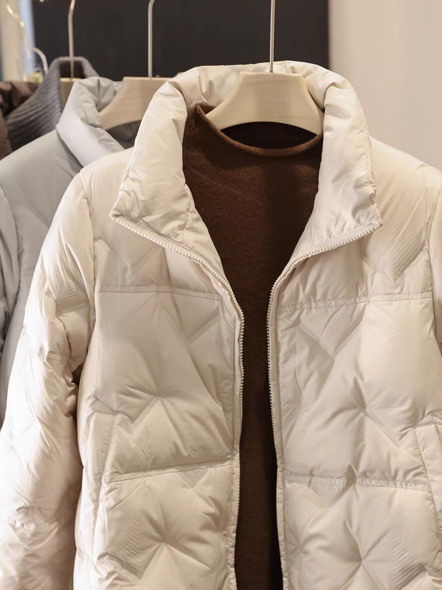 Áo khoác phao cổ đứng 90% lông vũ trắng, nhẹ và ấm áp, may đường may kín, kiểu dáng ôm dáng và rộng rãi cho nữ mùa đông.