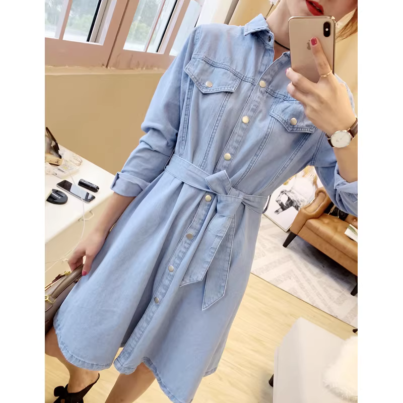 Váy denim màu xanh nhạt bằng cotton nguyên chất trẻ trung và giảm tuổi tác dành cho nữ, váy ngắn, tay dài xuân thu, dáng chữ A ôm eo, dáng ôm.