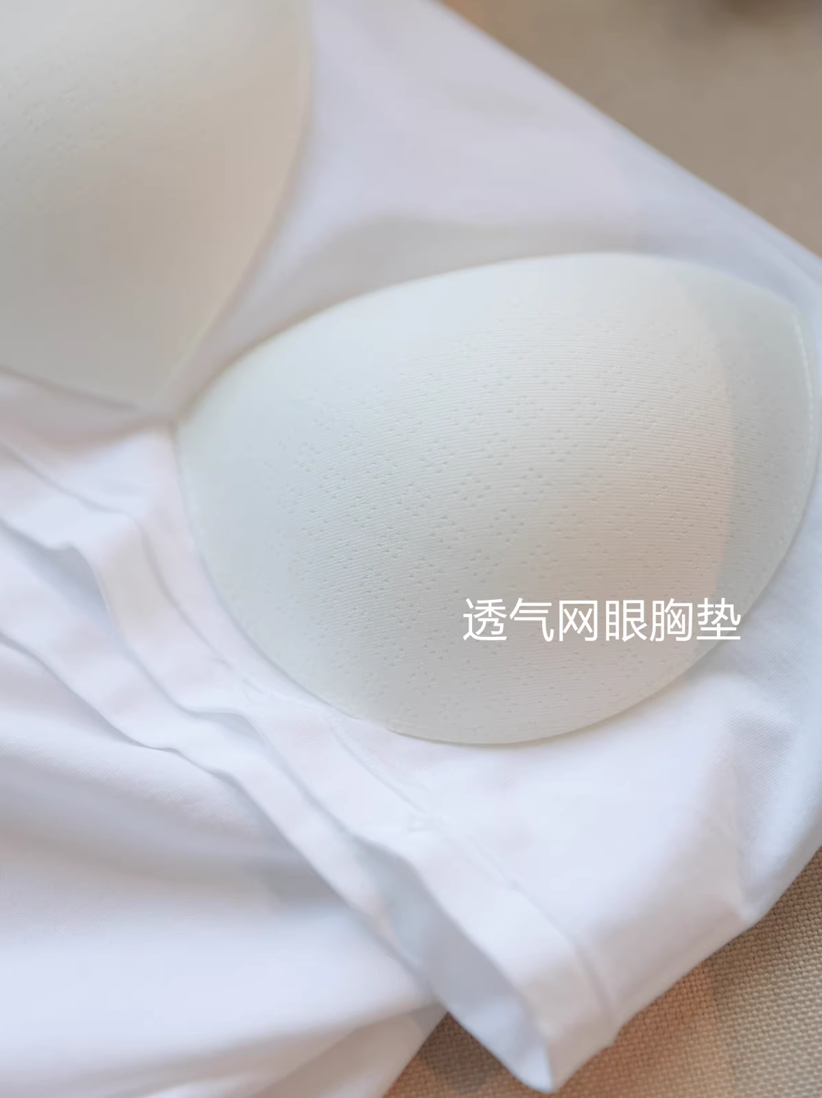 Đệm ngực tích hợp, áo yếm gợi cảm, đồ lót liền thân ngắn liền mạch có độ đàn hồi cao với đường viền cổ phẳng.