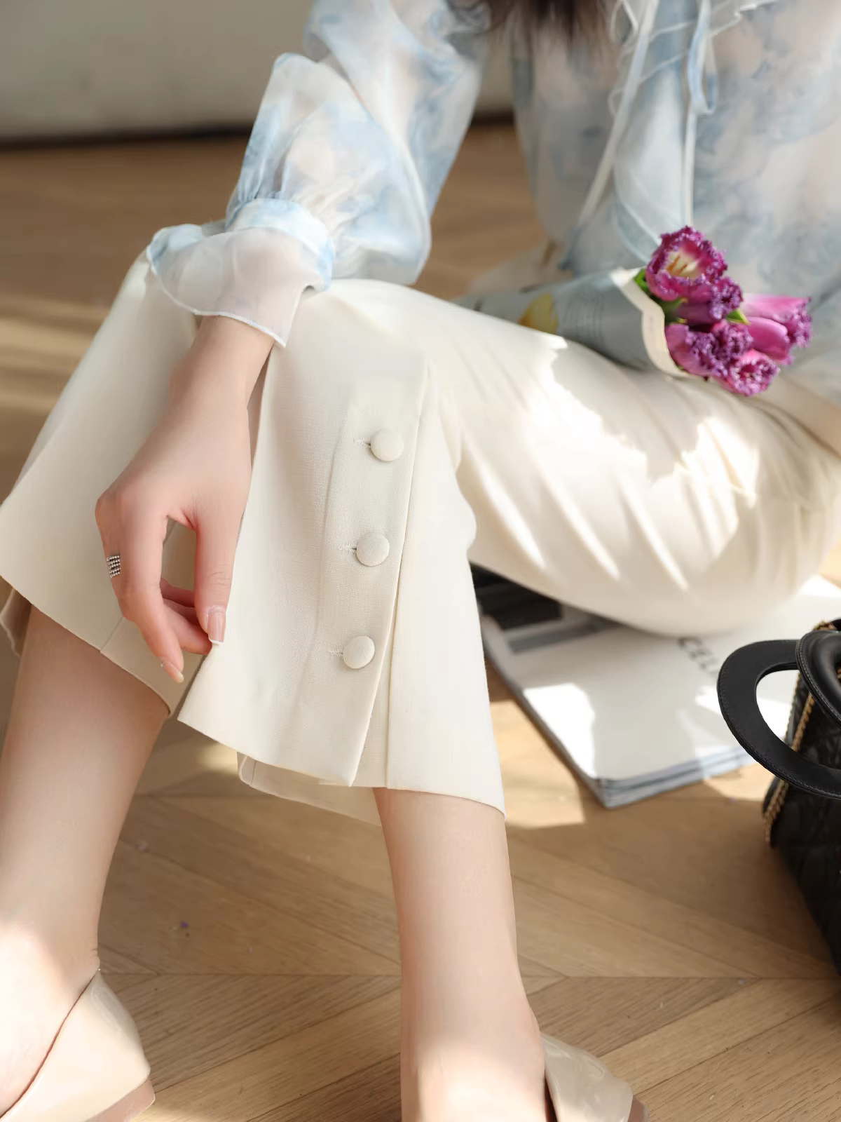 Thiết kế với ba chi tiết trang trí bằng khuy, quần cạp cao, tôn dáng, hơi loe, không nhăn mùa hè, chất liệu mềm mại, quần chín phần, màu trơn, đa năng dành cho nữ.