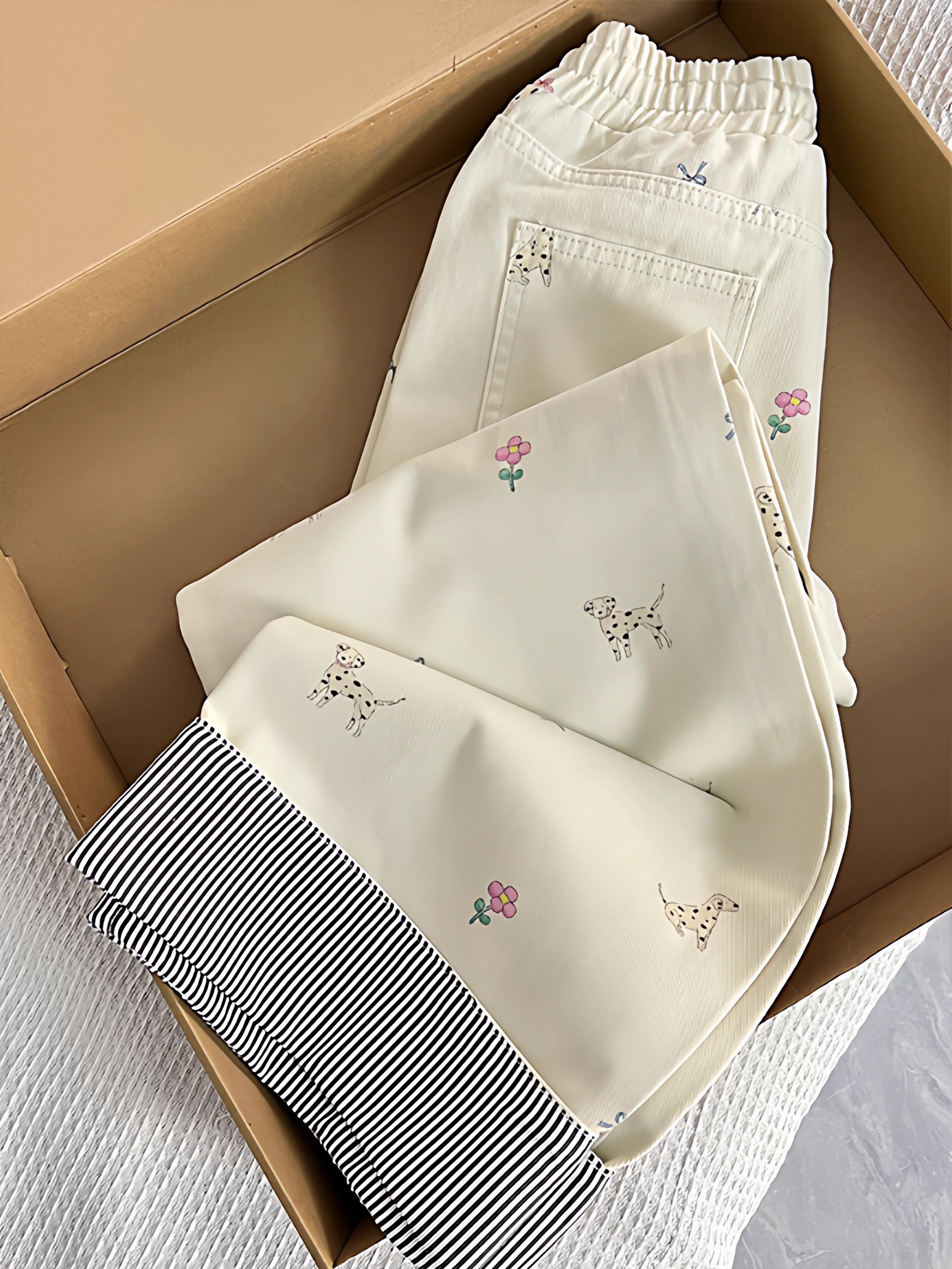 Quần jean màu mơ sữa dành cho bé gái, bộ sưu tập thu đông 2025 mới, in hình hoạt hình, quần ống đứng bo gấu dành cho bé gái nhỏ nhắn.