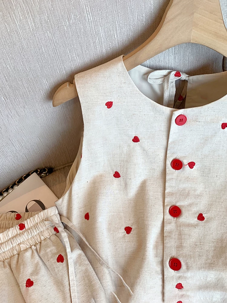Bộ đồ thêu hình trái tim bằng vải lanh dành cho bé gái mùa hè phong cách mới thời trang áo vest quần short hai mảnh dành cho trẻ lớn hơn