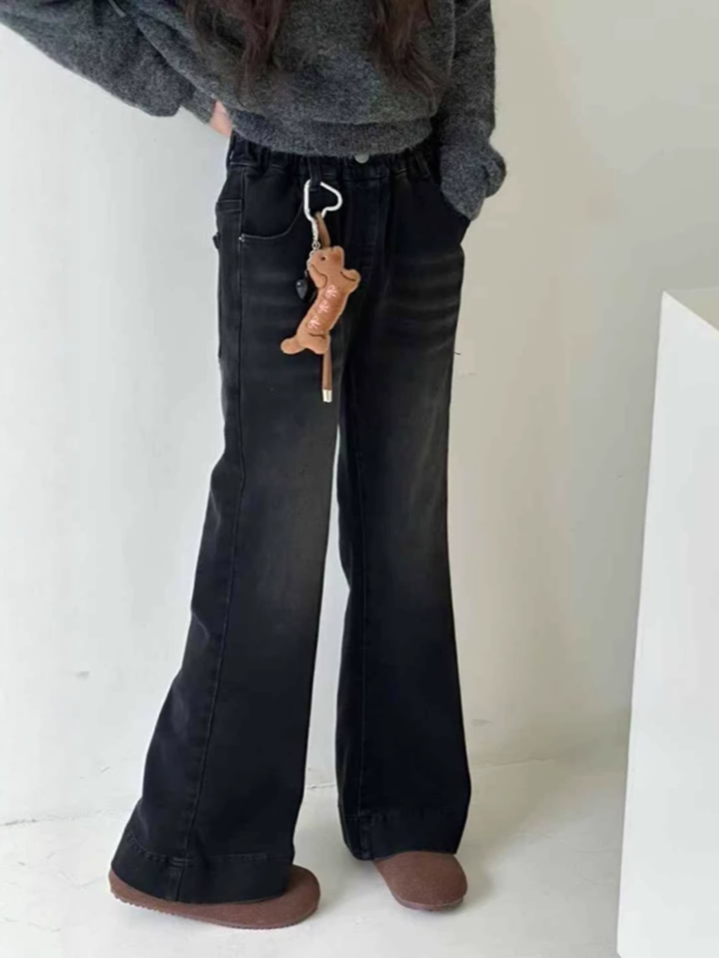 Quần jeans xòe mùa thu 2025 cho bé gái, kiểu dáng đa năng, rộng rãi, hơi xòe, chất liệu thoải mái, tôn dáng