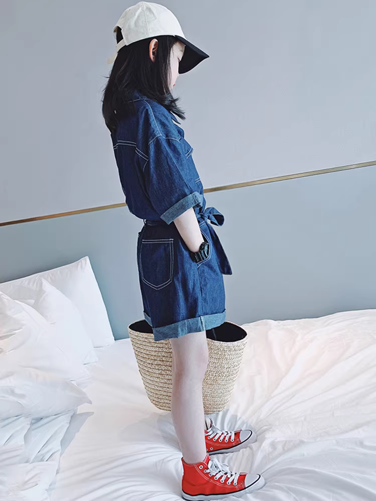 Bộ jumpsuit bé gái hè 2025 kiểu mới, chất liệu denim, tay ngắn, dáng rộng, mỏng, thời trang dành cho trẻ lớn