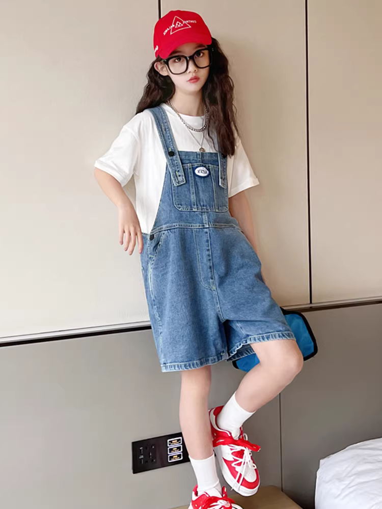 Quần yếm bé gái mùa hè 2025 kiểu dáng mới thời trang rộng rãi phong cách Hàn Quốc quần ống rộng quần short denim trẻ em