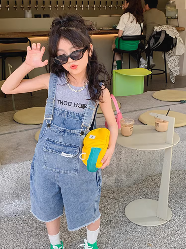 Quần yếm denim mùa hè trẻ em 2025, thời trang bé trai bé gái, chất liệu mỏng, kiểu dáng liền thân, quần lửng năm phần, quần dài trung bình