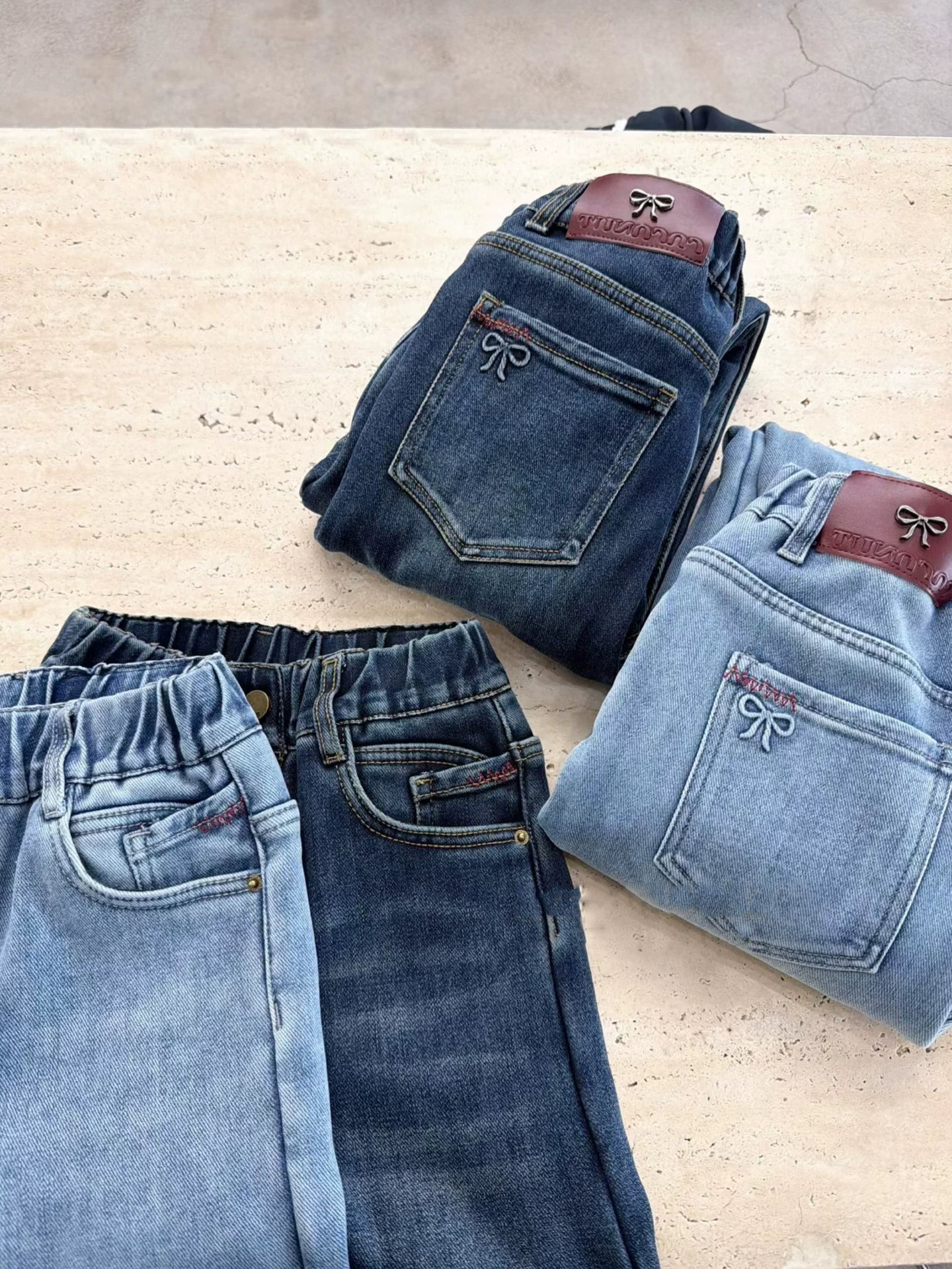 Quần áo mùa đông cho bé gái, lót lông cừu và dày dặn, quần jean ống đứng ôm sát, quần thuốc lá cổ điển đa năng dành cho người nhỏ nhắn.