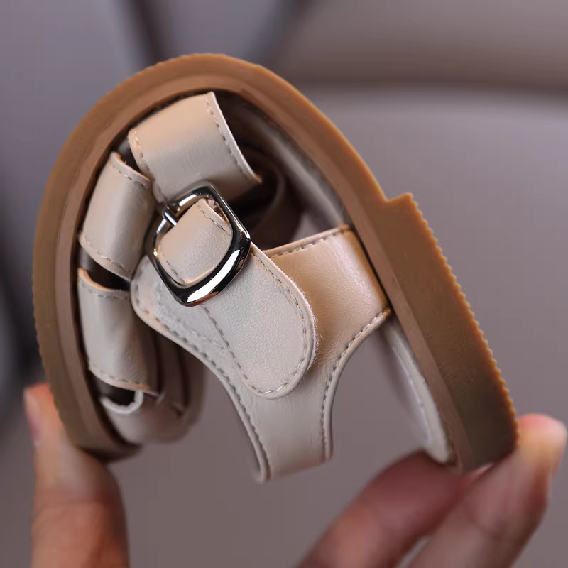 Giày sandal nữ bé gái hè 2025 kiểu mới đế mềm mũi kín hot trend mạng xã hội giày công chúa bé gái retro giày đan lỗ thoáng khí