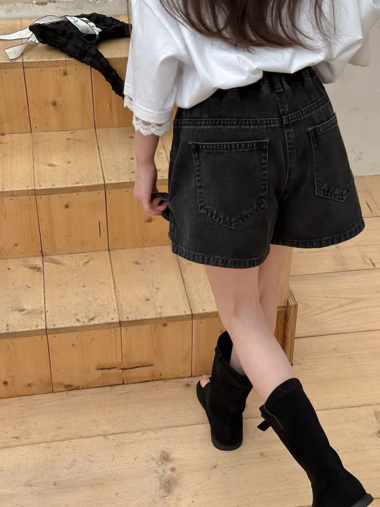 Quần áo trẻ em cho bé gái, quần short denim cargo ôm dáng, quần đen thời trang mùa hè 2025, mỏng, rộng rãi, tôn dáng, đa năng.