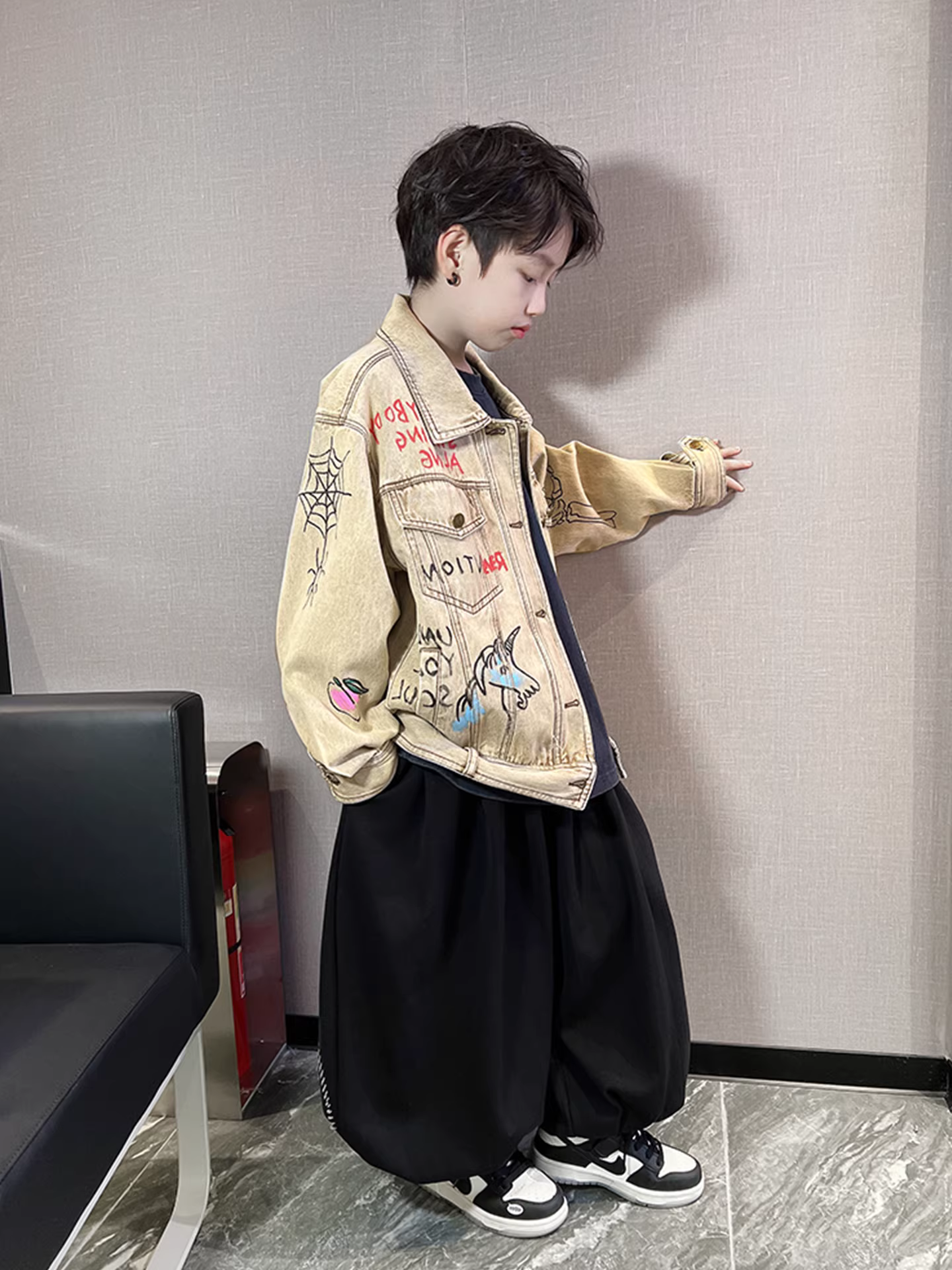 Áo khoác denim rộng rãi phong cách graffiti cá tính cho bé trai, kiểu mới thu đông 2025, thương hiệu thời trang Mỹ, dành cho trẻ lớn hơn, quần áo trẻ em