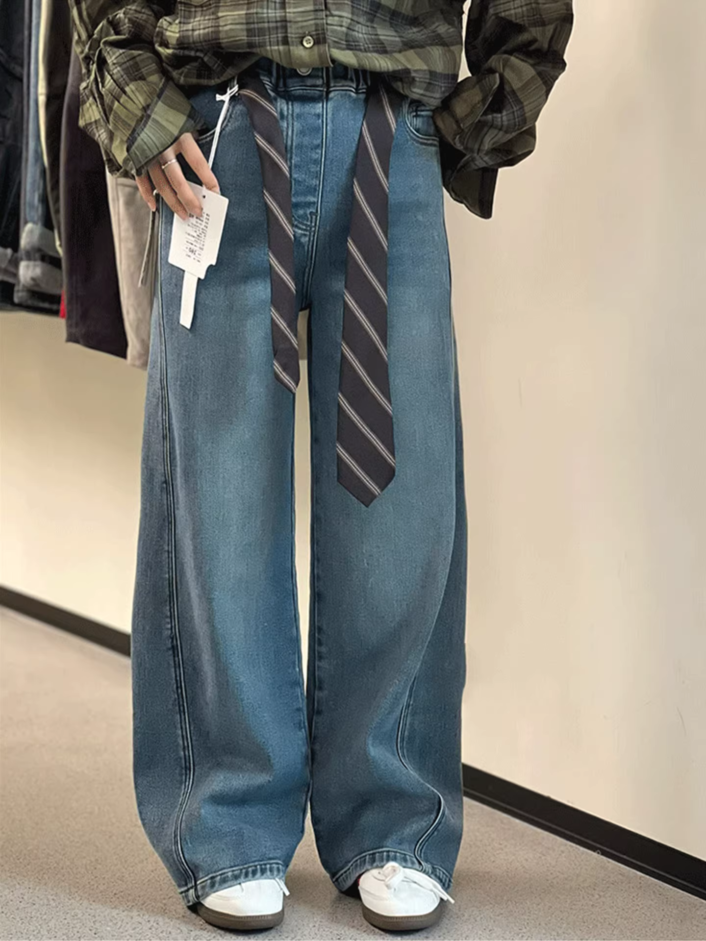 Quần jean lót lông cừu cho bé gái, kiểu mới mùa đông 2025, quần ống đứng lót lông cừu cổ điển cho trẻ lớn, quần dài rộng rãi cho bé gái nhỏ nhắn.