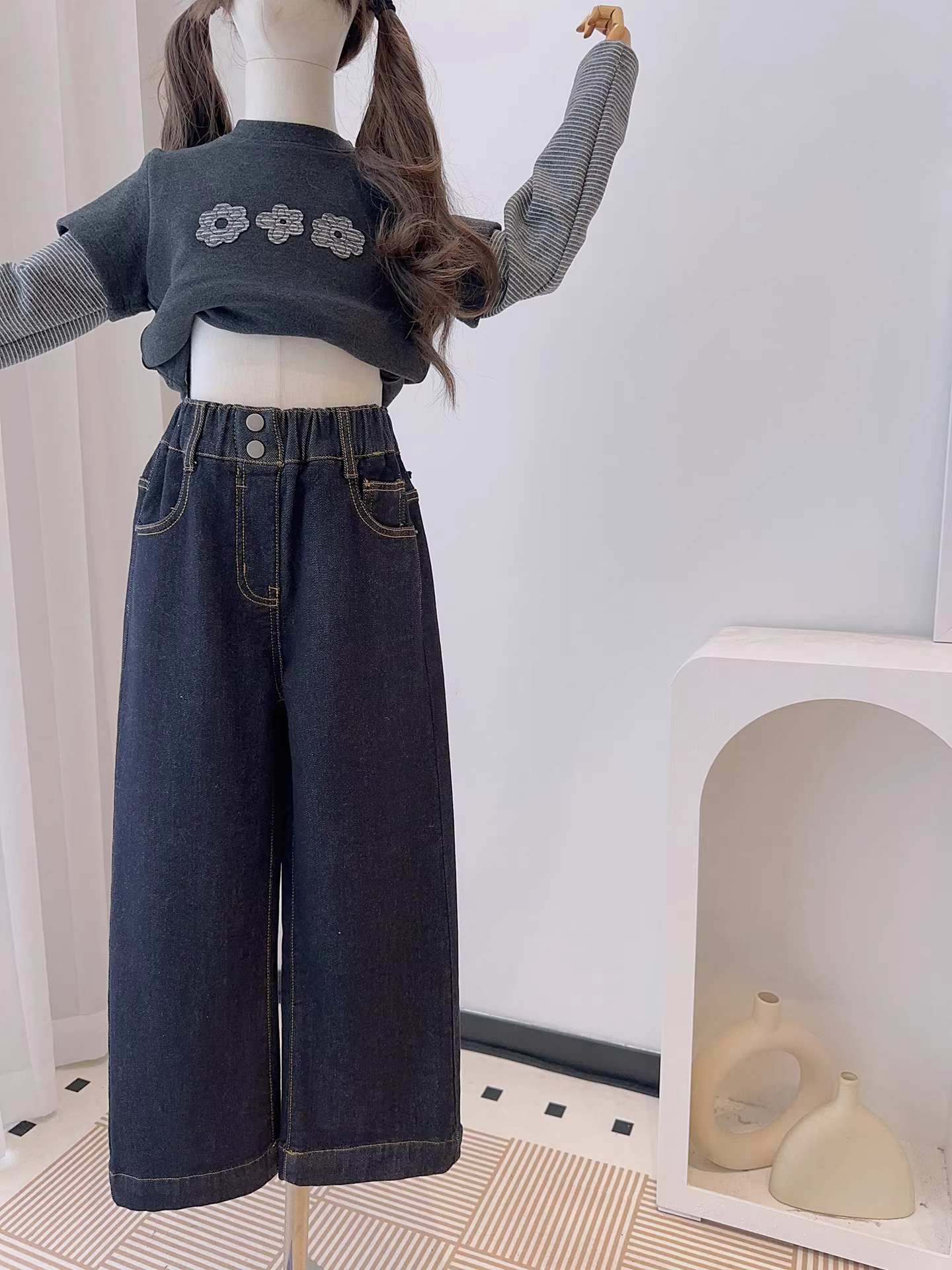 Quần jean lông cừu thêu mới mùa thu đông dành cho bé gái, quần ống đứng chải mềm cho trẻ em, quần dài dáng suông nhỏ nhắn, phong cách thường ngày