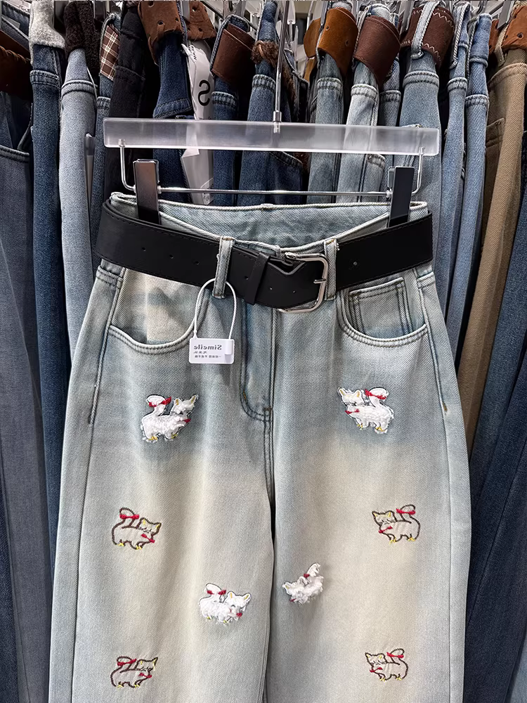 Quần jean dày lót lông cừu thêu 3D dành cho bé gái kiểu dáng mới mùa đông quần ống rộng thẳng dành cho trẻ lớn hơn, thích hợp cho việc phối đồ giữa cha mẹ và con cái.