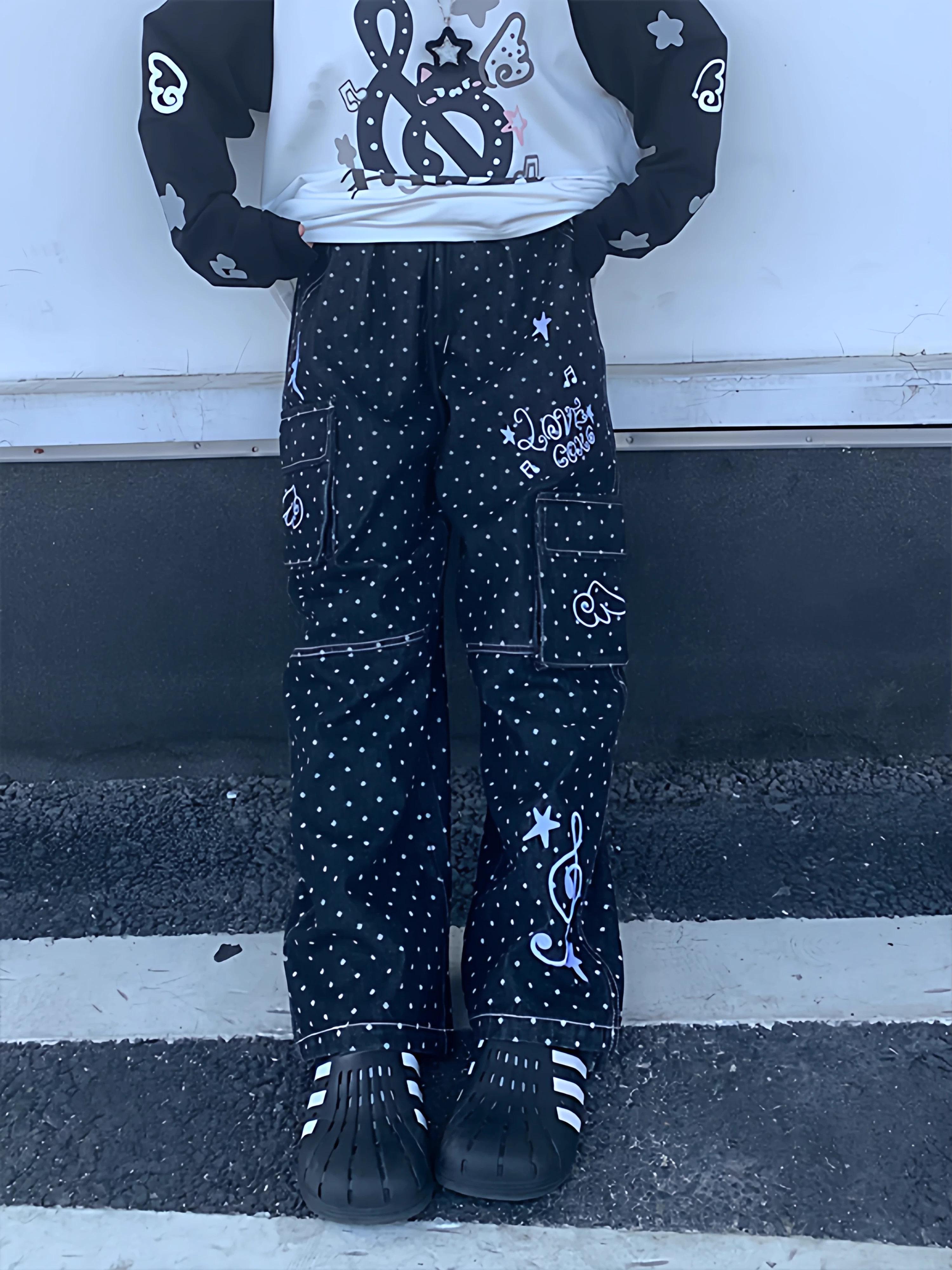 Quần jeans chấm bi nữ mùa thu 2025 kiểu Hàn Quốc thời trang dáng rộng thẳng thắn thêu họa tiết cargo hợp xu hướng