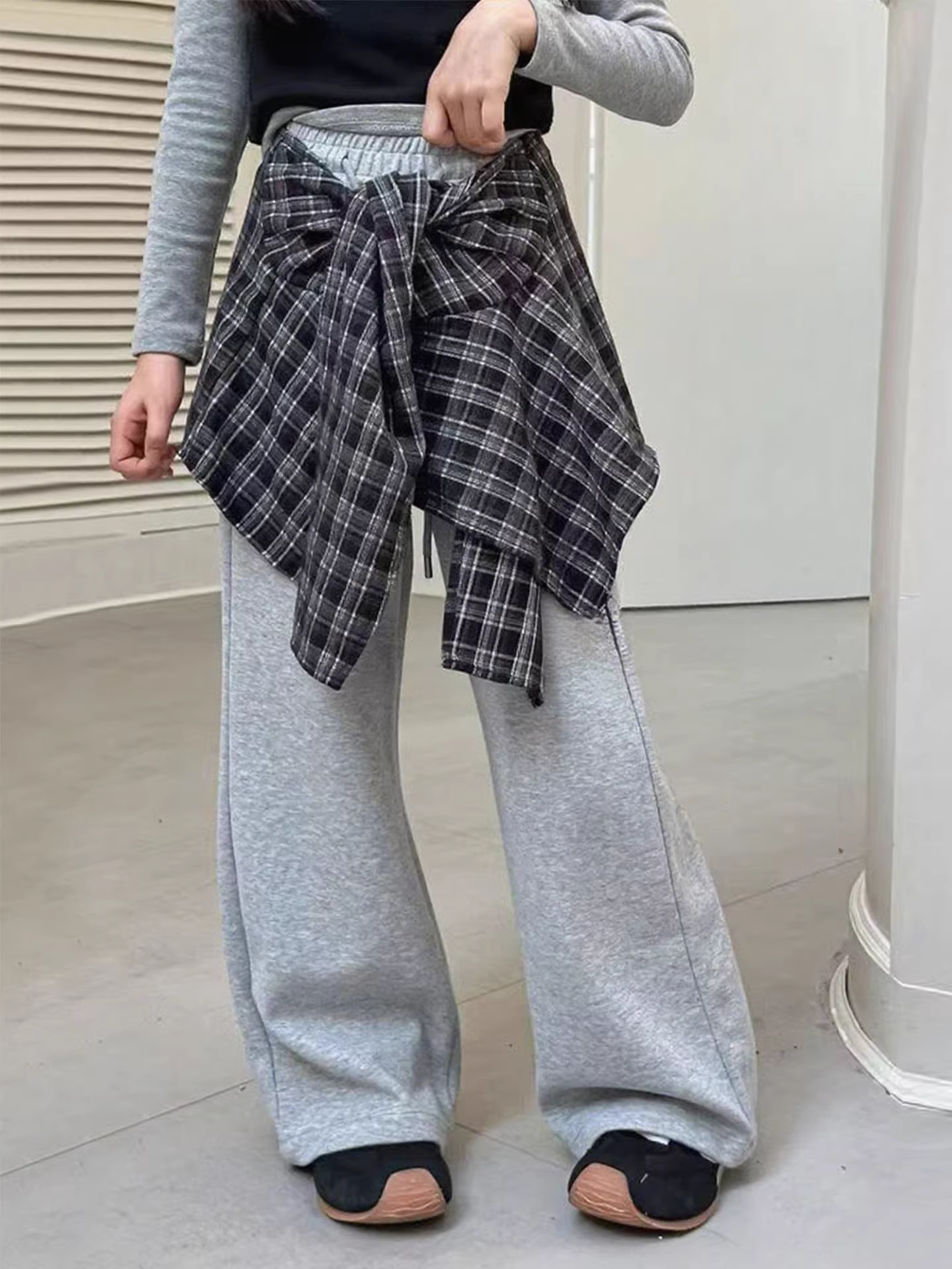 Bộ đồ hai mảnh cho bé gái với quần ống chuông, kiểu mới thu đông 2025, quần ống rộng thời trang dành cho bé gái nhỏ nhắn, quần dài mặc thường ngày.