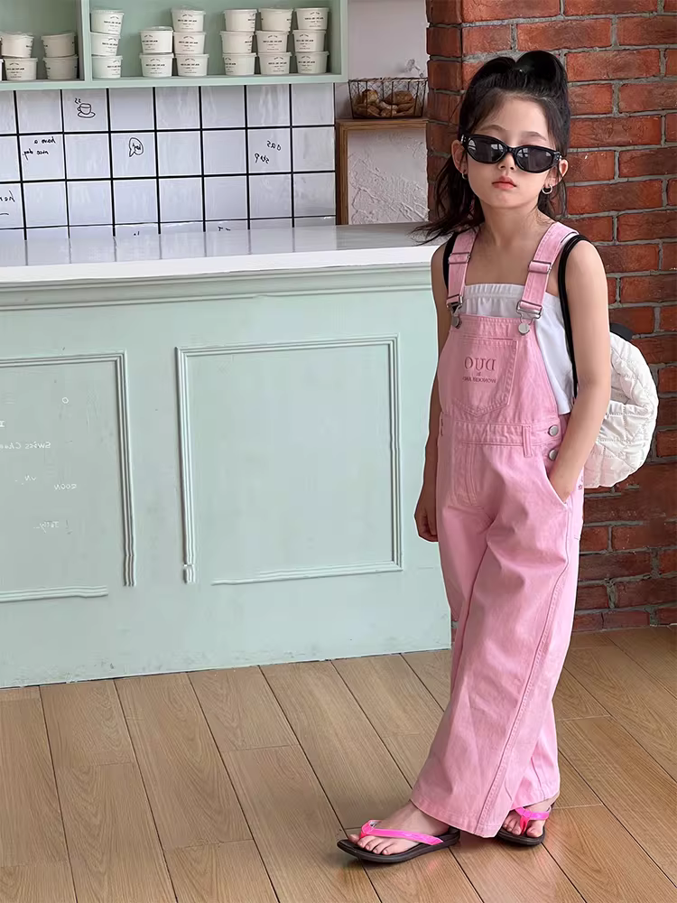 Quần yếm denim hồng cho bé gái, mẫu hè 2025, chất liệu thoáng mát, thời trang, bộ liền thân cho trẻ lớn hơn, quần áo trẻ em