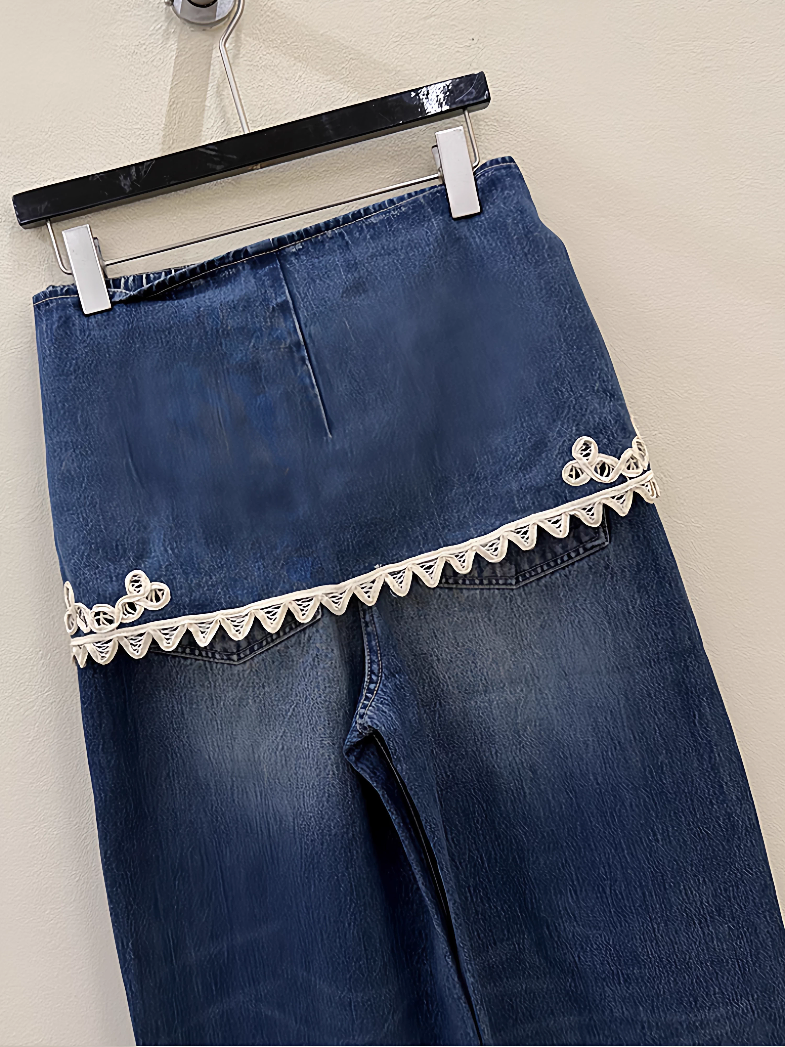 Quần jean ống chuông thêu ren kiểu mới Thu 2025 dành cho bé gái lớn tuổi, quần ống rộng thời trang dành cho bé gái nhỏ nhắn.