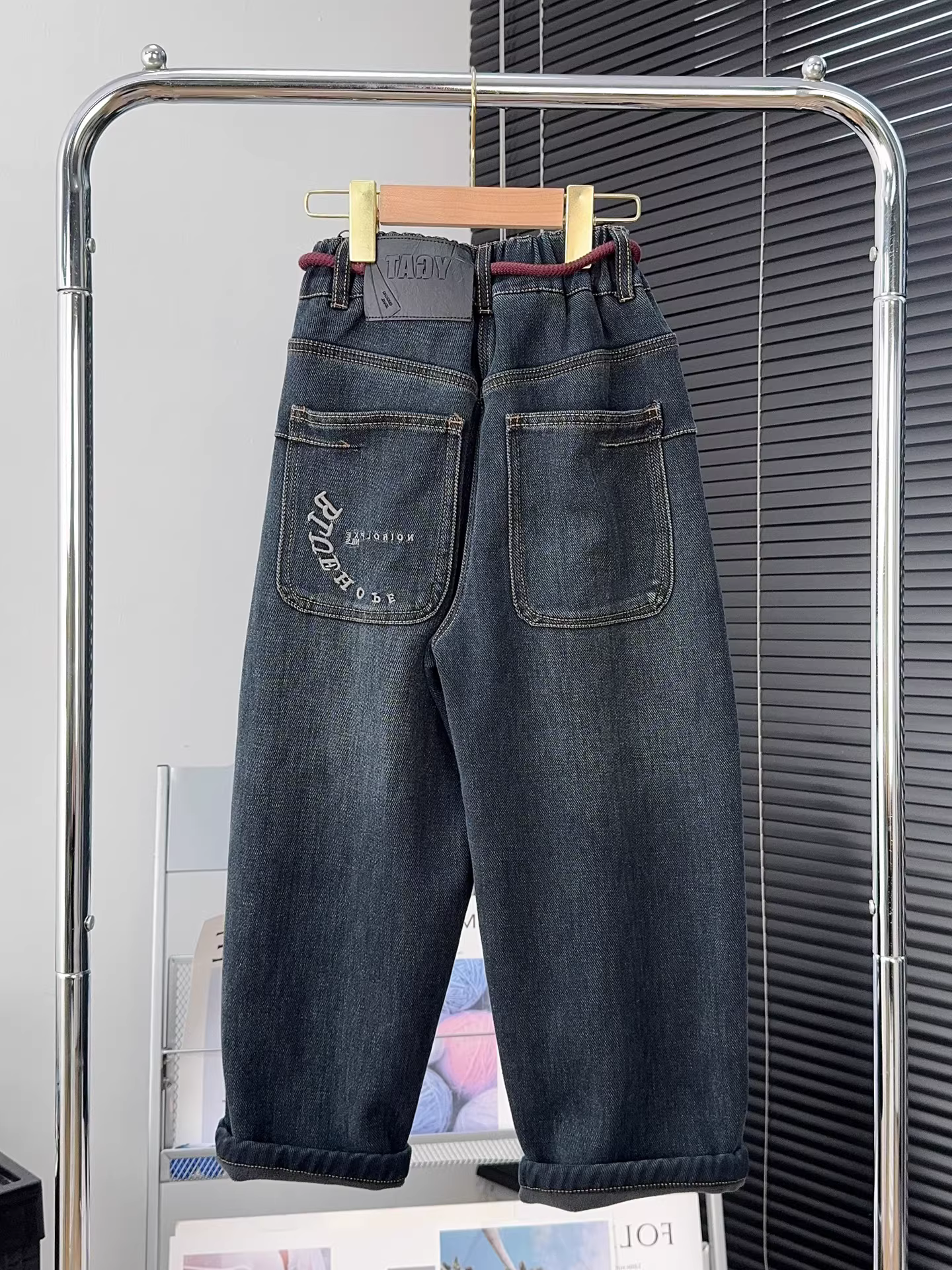 Quần áo trẻ em quần jean ống thẳng lót lông cừu cho bé trai và bé gái quần dày mùa thu đông dành cho trẻ lớn quần rộng rãi hợp thời trang