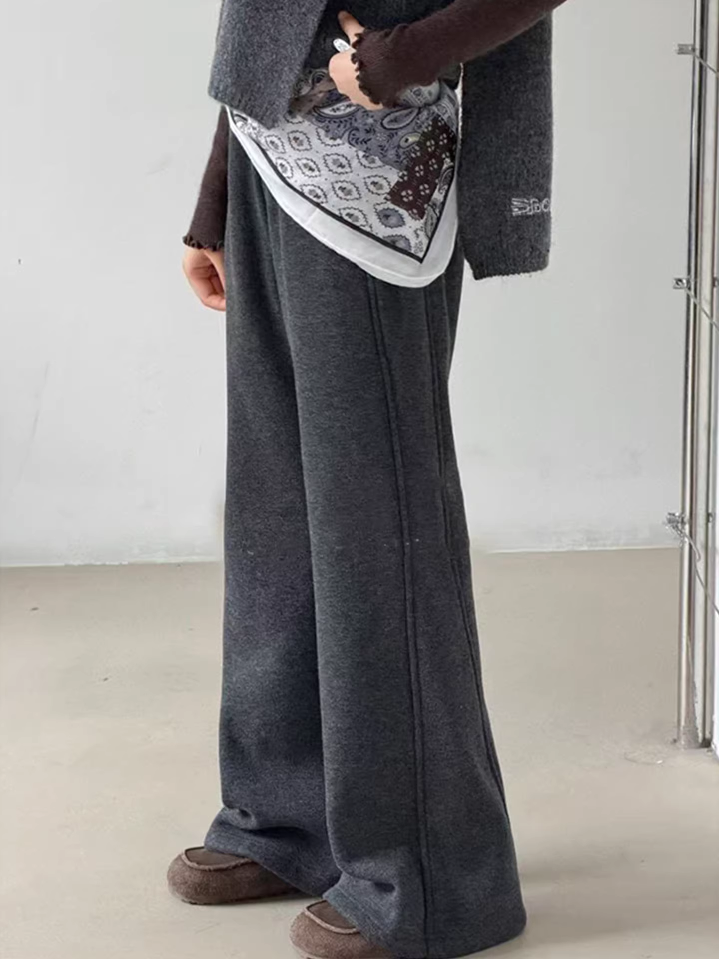 Quần thể thao bé gái mùa đông 2025 kiểu mới, lót lông cừu siêu mềm, chất liệu mềm mại như gạo, quần thể thao thường ngày dành cho trẻ lớn, quần ống loe lót lông cừu