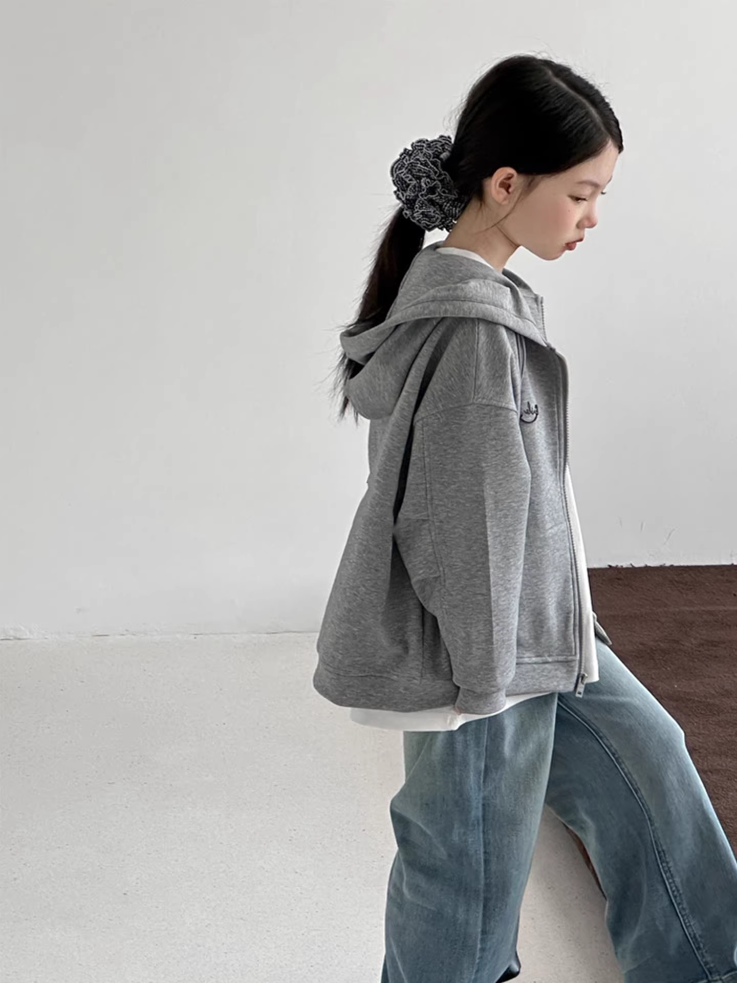 Áo khoác nỉ đơn giản cho bé gái mùa thu 2025, size trung và lớn, màu xám, có mũ trùm đầu, khóa kéo, áo khoác bé trai