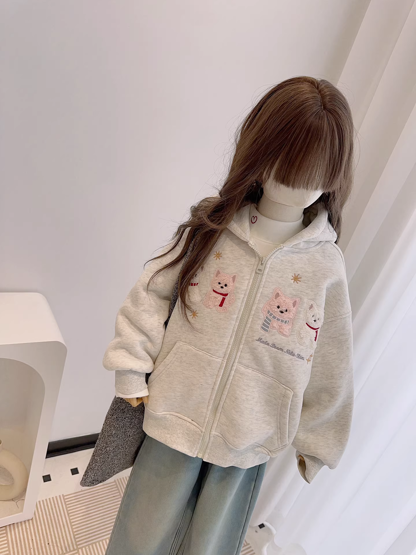 Áo khoác có mũ trùm đầu lót lông cừu mùa thu đông dành cho bé trai và bé gái, áo len có khóa kéo thêu hình chú chó con, lót lông cừu và dày dặn, kiểu dáng giản dị và rộng rãi.