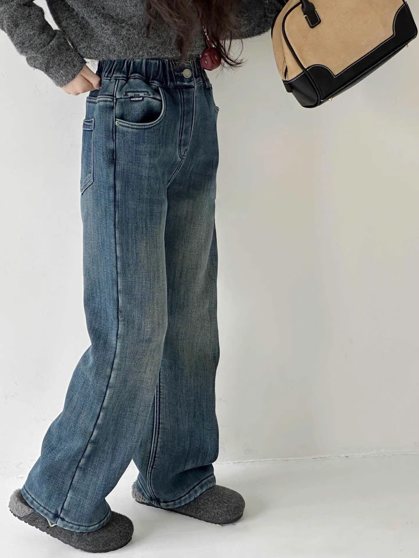 Quần ống đứng cho bé gái, quần jean dày và lót lông cừu, lông cừu tích hợp mùa đông, quần skinny ôm vừa vặn mùa thu cho trẻ em cỡ vừa và lớn, quần thuốc lá cho trẻ em.