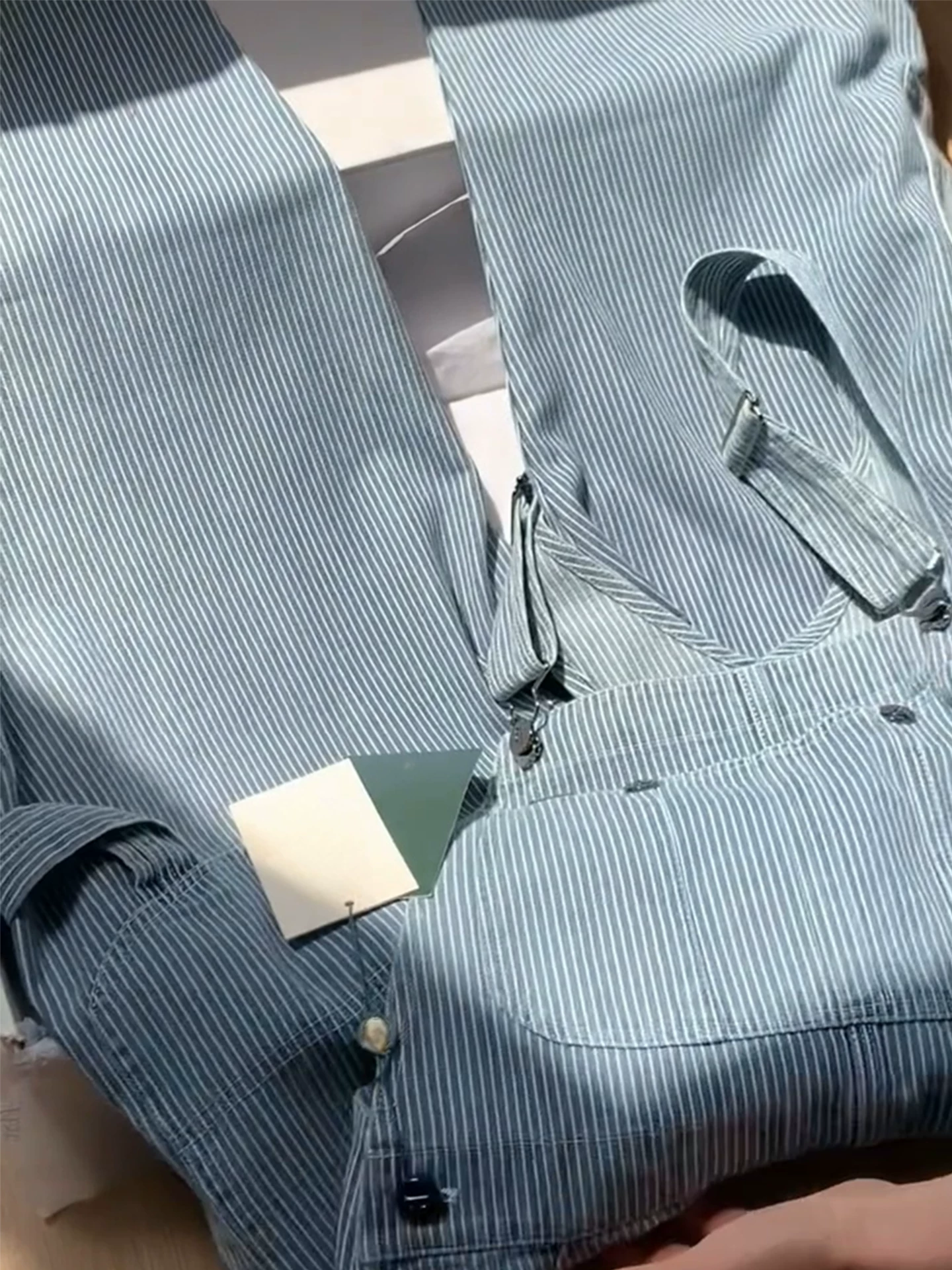 Quần yếm denim sọc xanh cổ điển nhỏ nhắn 25 mùa thu Quần áo trẻ em phong cách Hàn Quốc Bộ áo liền quần cạp cao thường ngày dành cho bé gái
