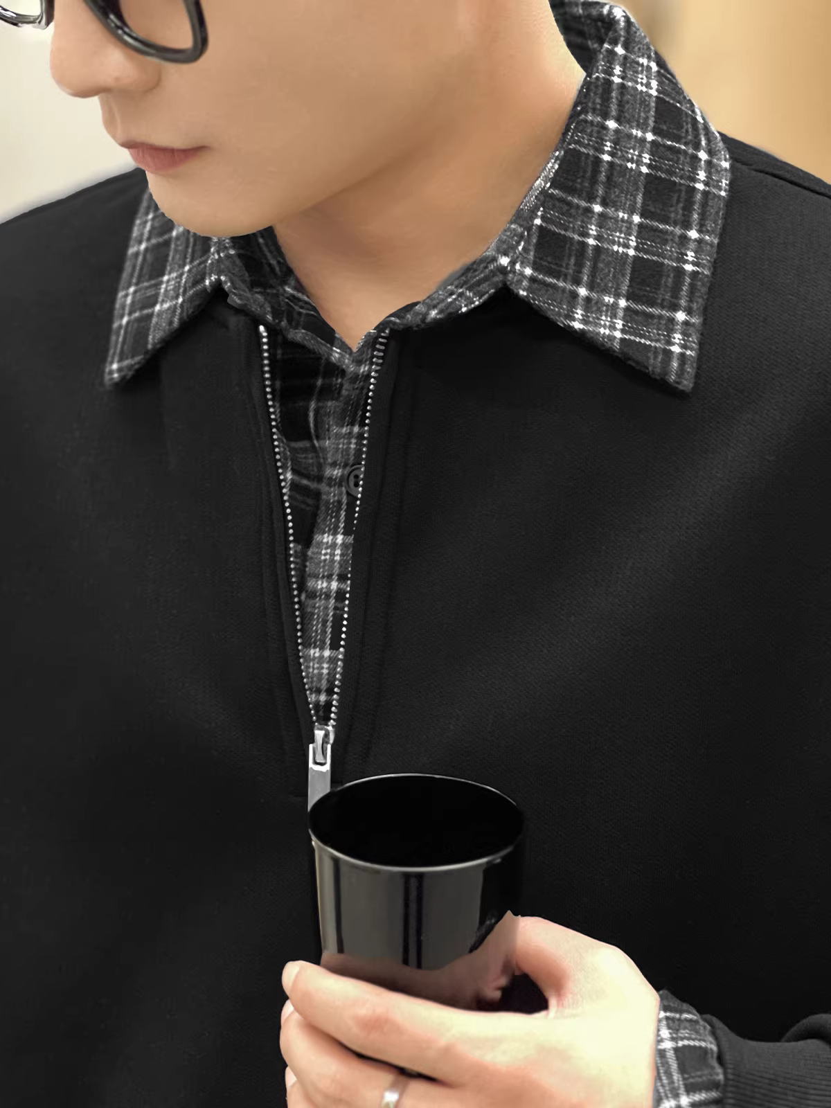 Trang phục số 22 có áo nỉ ấm hai lớp giả hai mảnh có khóa kéo nửa thân dành cho nam giới trong mùa đông, có cổ áo lật và tay áo dài, thích hợp làm lớp lót bên trong.