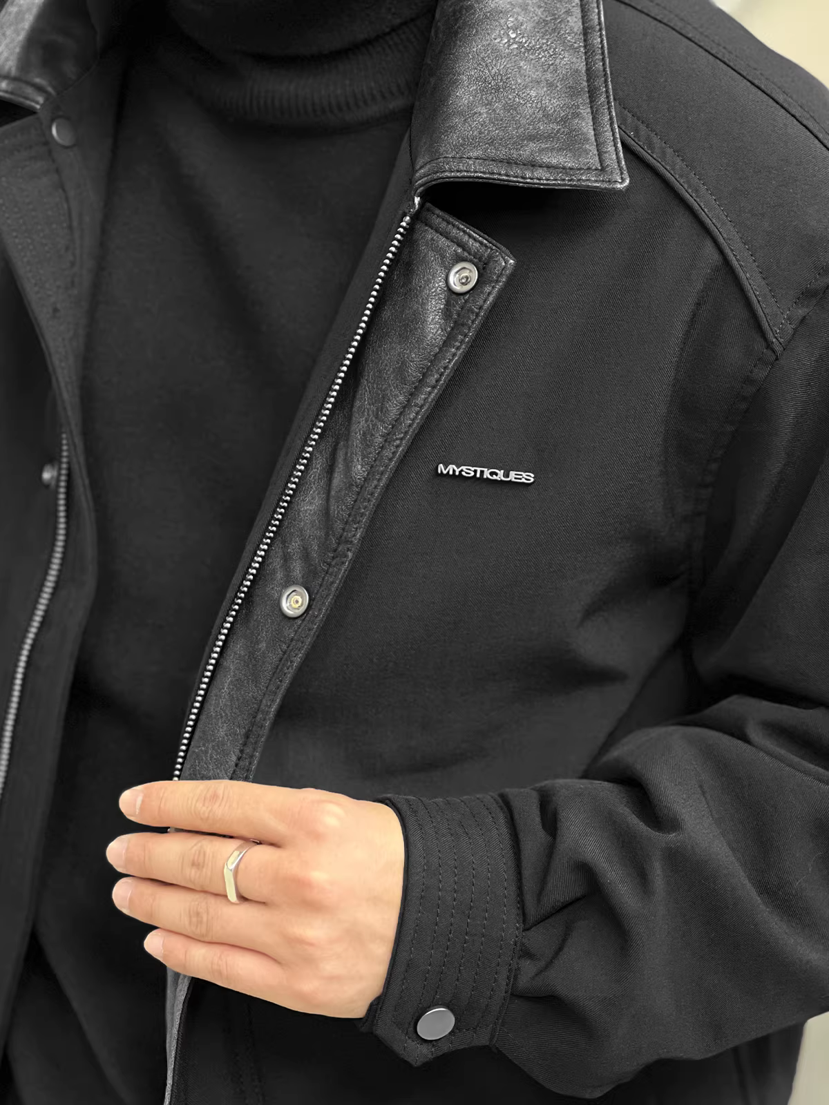 Số 22 mặc áo khoác phi công kiểu rộng vai phong cách nông trại, mang lại cảm giác cao cấp, có cổ áo màu tương phản và áo khoác công sở ấm áp dành cho nam giới.