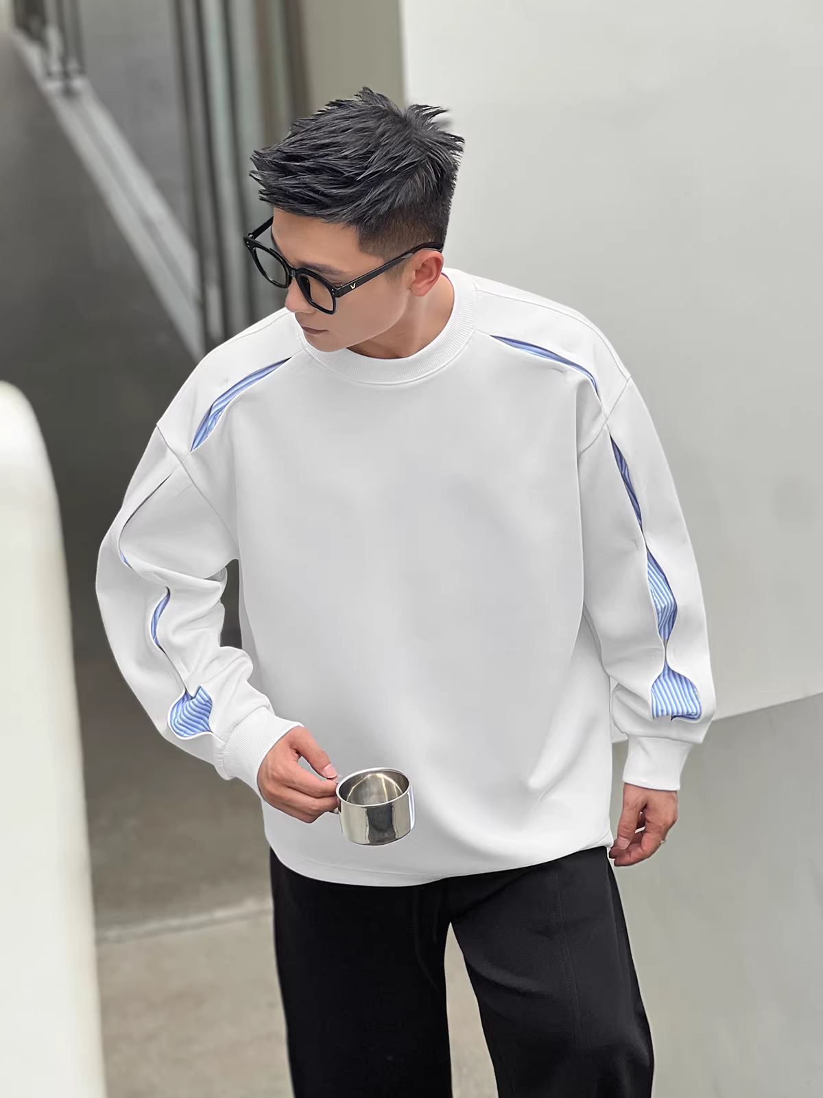 Trang phục số 22 phá cách sự tinh tế, với áo len mùa thu nam cá tính và sành điệu, được thiết kế như một chiếc áo thun dài tay để phối lớp.