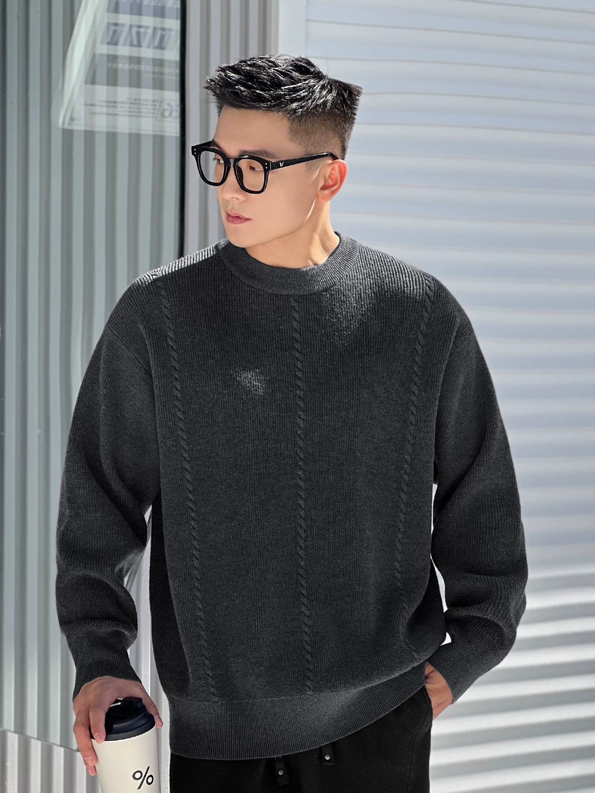 Số 22 mặc áo len dệt kim dày dặn giữ ấm mùa đông dành cho nam giới làm lớp lót bên trong cho dịp Giáng sinh và năm mới.