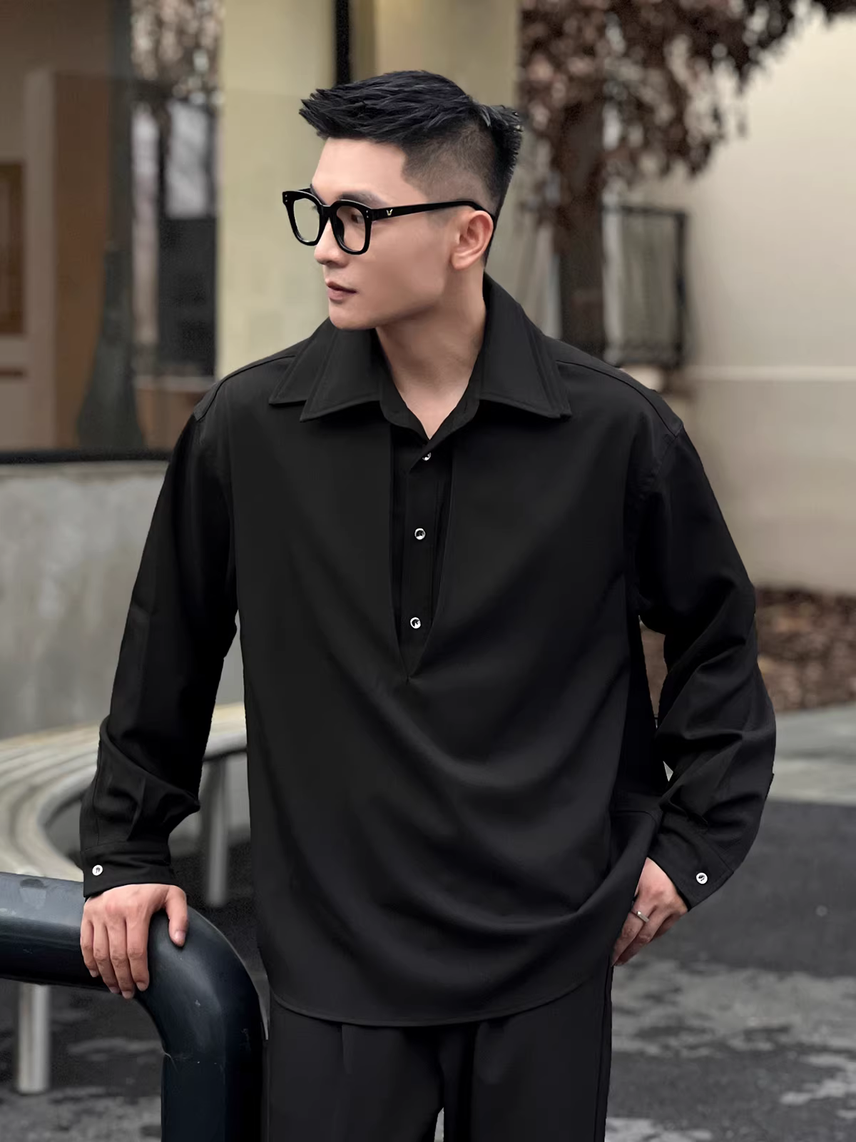 Số 22 mặc một chiếc áo sơ mi cao cấp có cổ chữ V rộng, một chiếc áo sơ mi dài tay giả hai mảnh kiểu dáng đơn giản, phong cách và sành điệu.