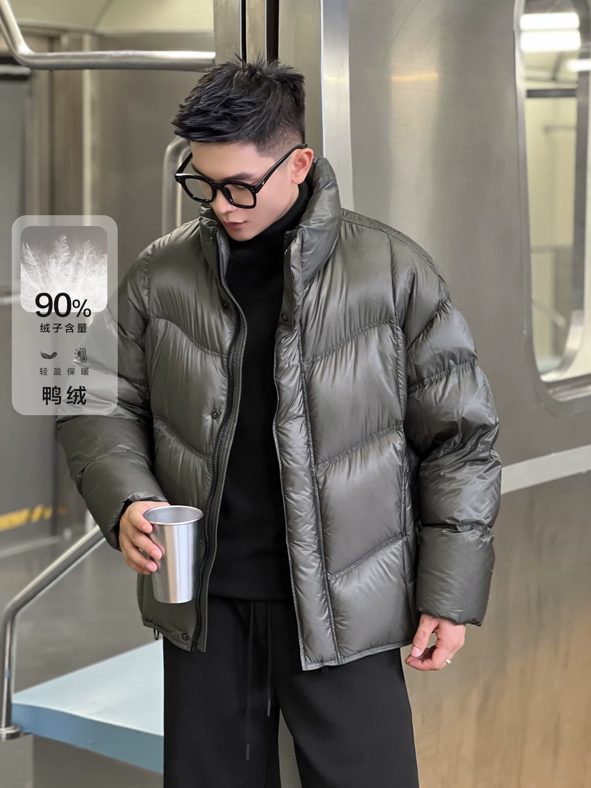 Số 22 mặc áo khoác phao cổ đứng kiểu bánh mì ấm áp, độ phồng cao, chất liệu lông vũ 90% vịt, chống lạnh cực mạnh.