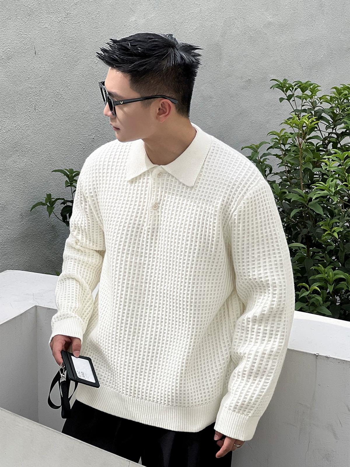 Số 22 mặc áo len có họa tiết cổ điển kiểu tiền xu và ve áo có họa tiết, một loại áo len ấm áp và tạo cảm giác thoải mái dành cho nam giới trong mùa thu đông.