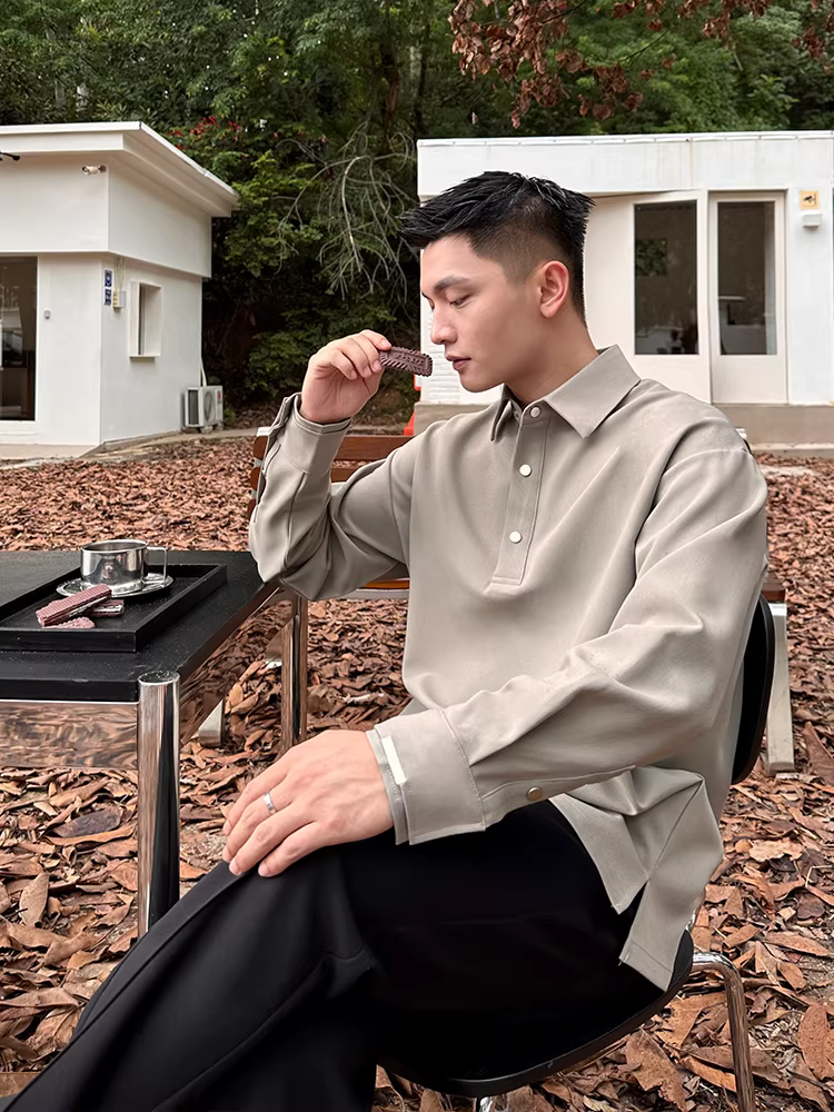 Số 22 mặc áo sơ mi nam chất liệu không nhăn, thiết kế thu đông, dài tay, dáng rộng, đơn giản và cao cấp.