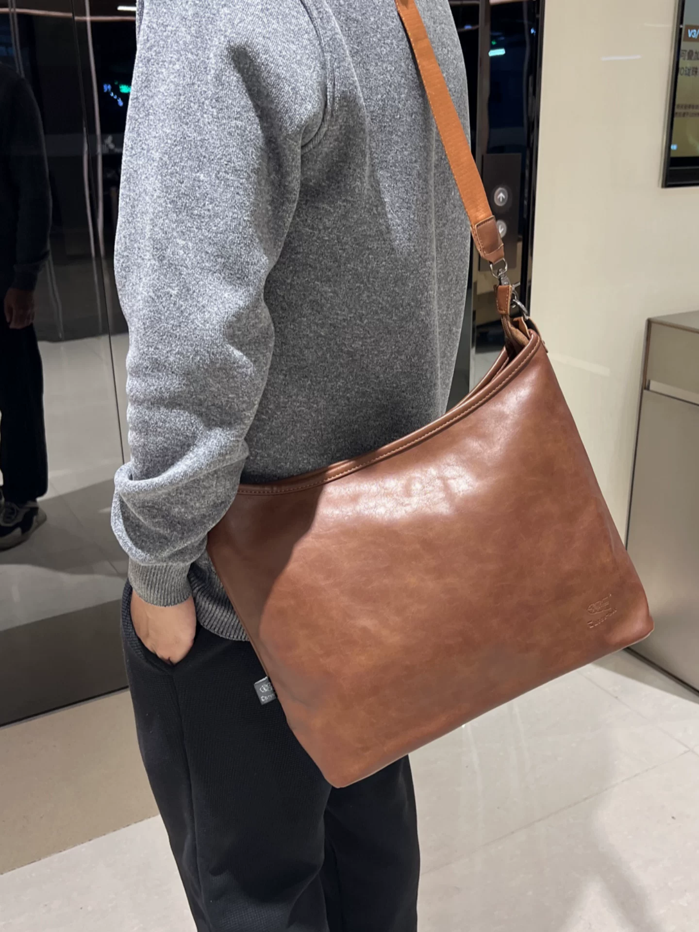 Túi xách nam mới 2025, túi tote da mềm đi làm, túi đeo chéo nam cỡ lớn, ba lô công sở nam phong cách Nhật Bản