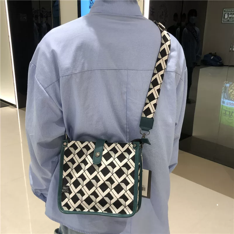 Túi đeo chéo vải canvas phong cách Nhật Bản và Hàn Quốc Threebox dành cho bé trai, túi đeo vai unisex sọc phong cách đường phố, ba lô nam hợp thời trang.