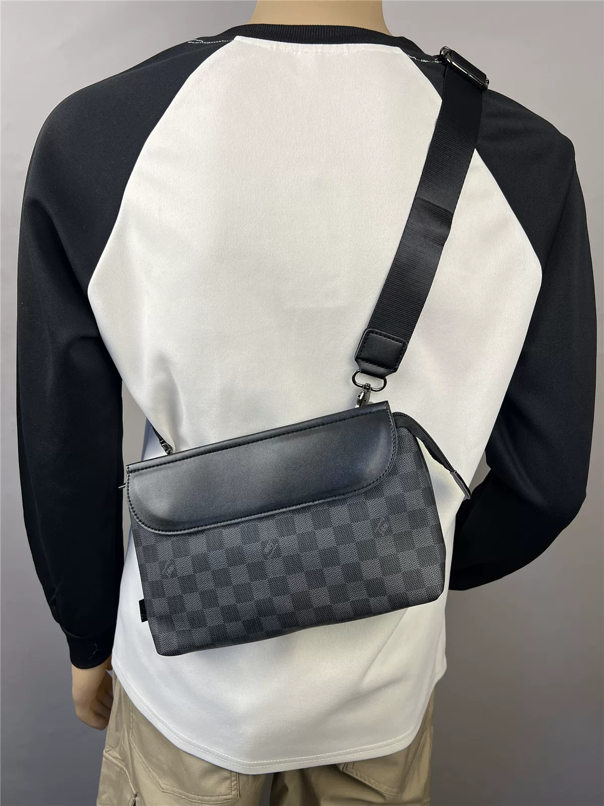 Túi đeo chéo nhỏ họa tiết ca rô thời thượng 2025, túi đeo vai nam kiểu caro thời trang, túi đeo chéo nam nắp gập