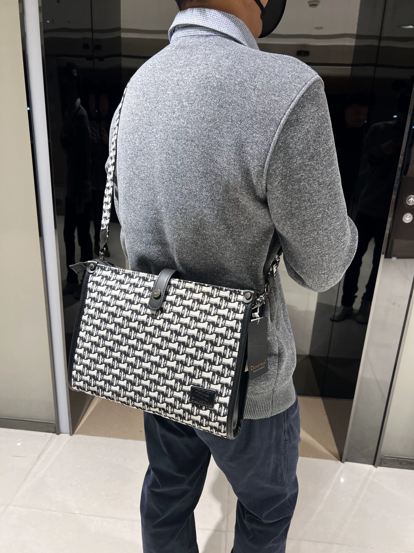 Túi đeo vai họa tiết răng cưa thời thượng 2025 dành cho nam, túi đeo chéo đen trắng, túi vải bố đa năng phong cách đường phố, thích hợp đi làm