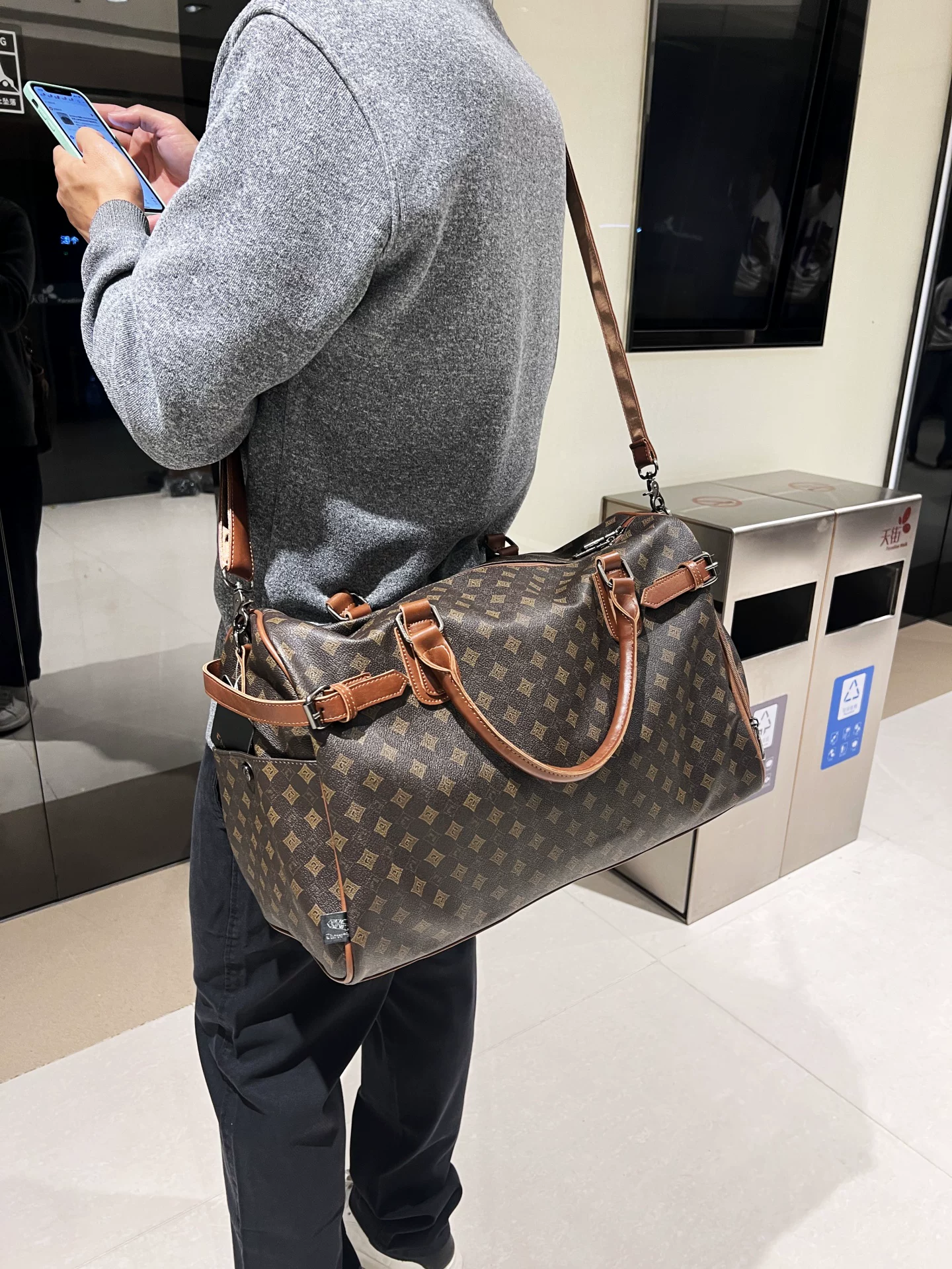 Túi xách nam ba ngăn, túi du lịch công tác, túi đeo chéo một bên vai in nổi, balo đựng đồ vệ sinh cá nhân đi làm