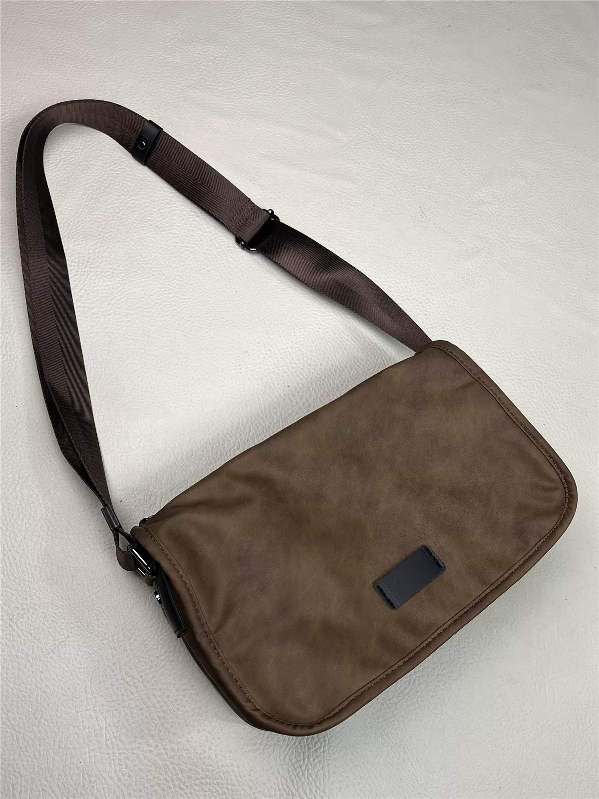 Túi đeo chéo nam da mềm thời trang 2025, phong cách giản dị, hợp xu hướng, chất liệu PU, kiểu dáng thể thao, dành cho học sinh, đi xe máy, túi lớn