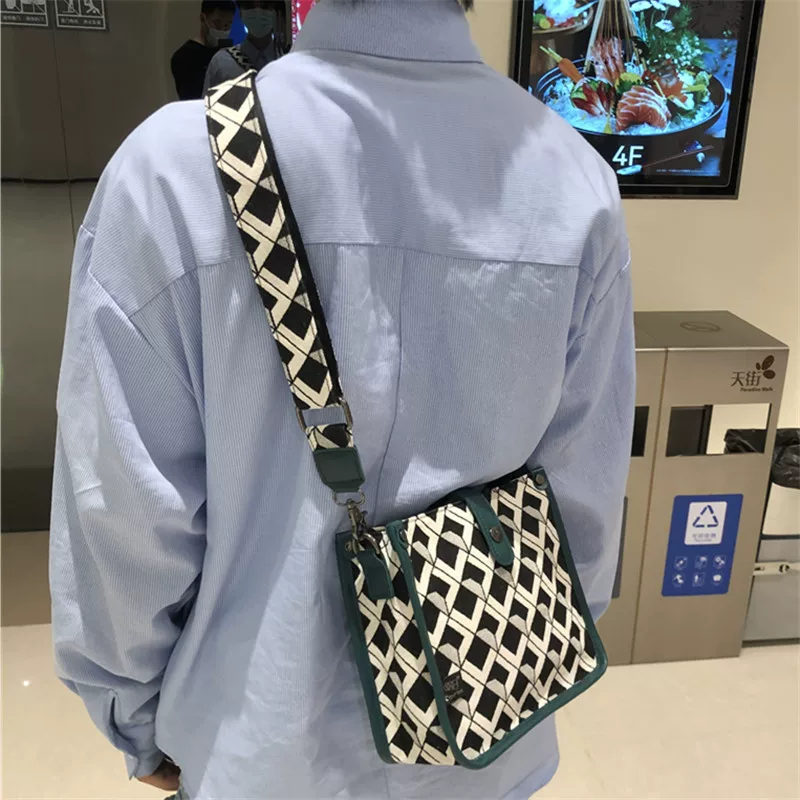 Túi đeo chéo vải canvas phong cách Nhật Bản và Hàn Quốc Threebox dành cho bé trai, túi đeo vai unisex sọc phong cách đường phố, ba lô nam hợp thời trang.