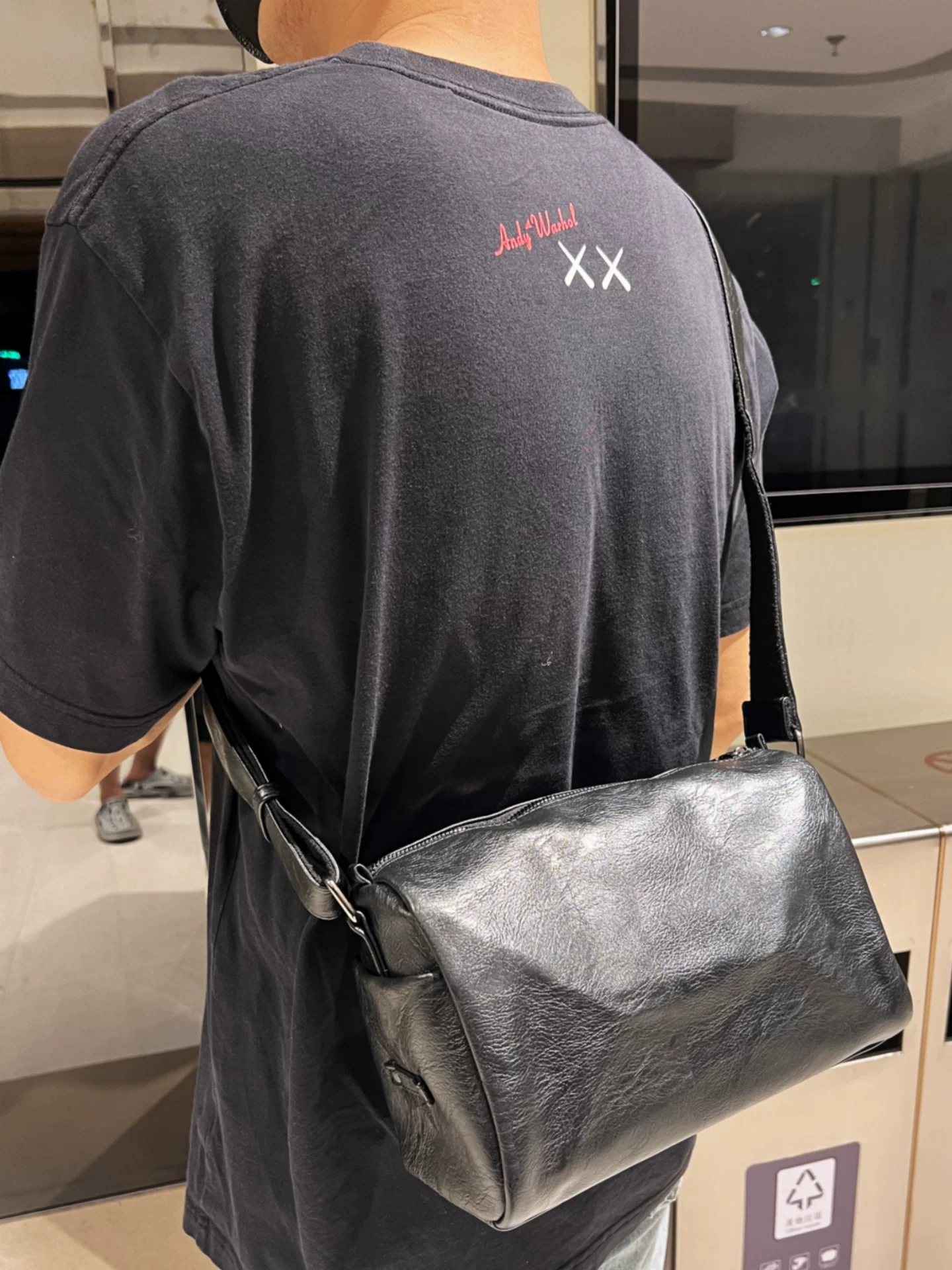 Túi đeo vai nam dày dặn mới năm 2026, túi đeo chéo thời trang và đơn giản dành cho nam giới trẻ, ba lô đựng đồ vệ sinh cá nhân phong cách ins dành cho nam giới.